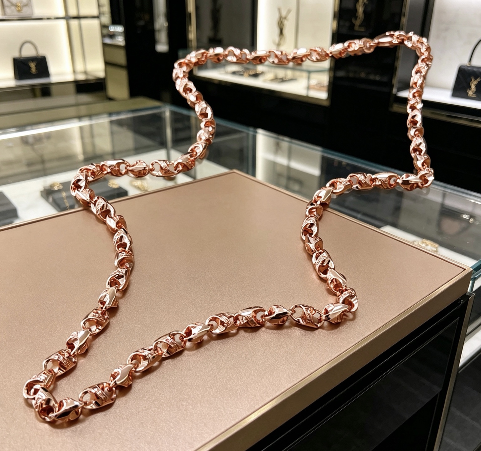 圣罗兰项链新品发布 V金材质 Yves Saint Laurent DIVAS‘ DREAM 系列 品相