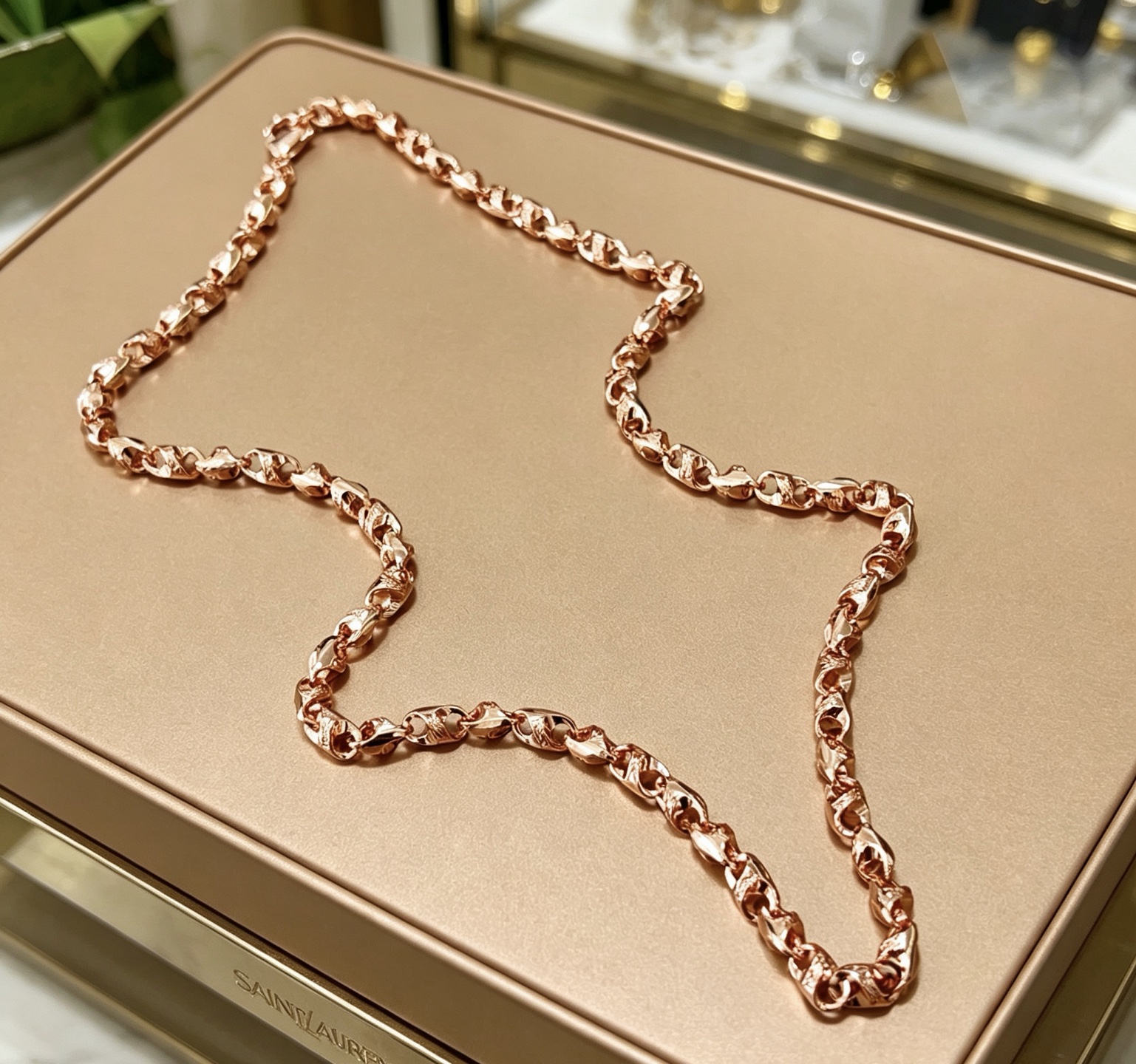 NO:864371,Batch. Yves Saint Laurent necklace new product release V gold material Yves Saint Laurent DIVAS' DREAM series The appearance is perfect, the details are invincible, the unique color is completely impeccable, and it is decorated with a classic shape design, simple yet elegant and eye-catching, the combination of V gold is more elegant, and the upper body is elegant and moving. Same style for men and women YSL necklace length 60cm can be customized to change the length, fine jewelry, saint laurent, saint laurent, saint  laurent,necklace19860909批. 圣罗兰项链新品发布 V金材质 Yves Saint Laurent DIVAS‘ DREAM 系列 品相完美,细节无敌,那种独特的色泽完全无可挑剔,再缀以经典外形设计,简约之余却又优雅夺目,V金的组合更显气色,上身雅致动人.男女同款 YSL项链 长度60cm 可私人订制改长度,饰品精品,saint laurent,saint laurent,saint laurent,necklace,Jewelry