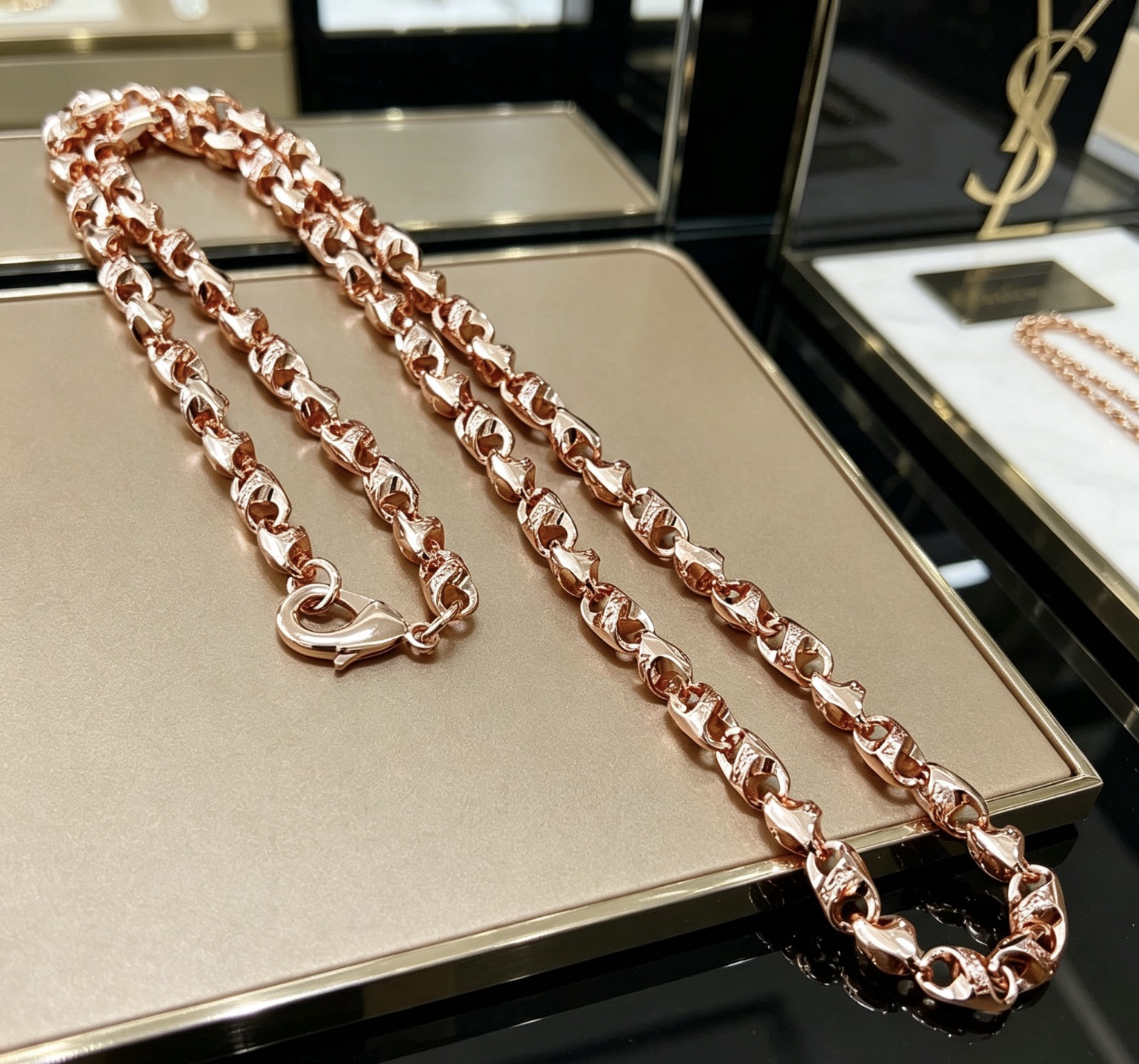 圣罗兰项链新品发布 V金材质 Yves Saint Laurent DIVAS‘ DREAM 系列 品相