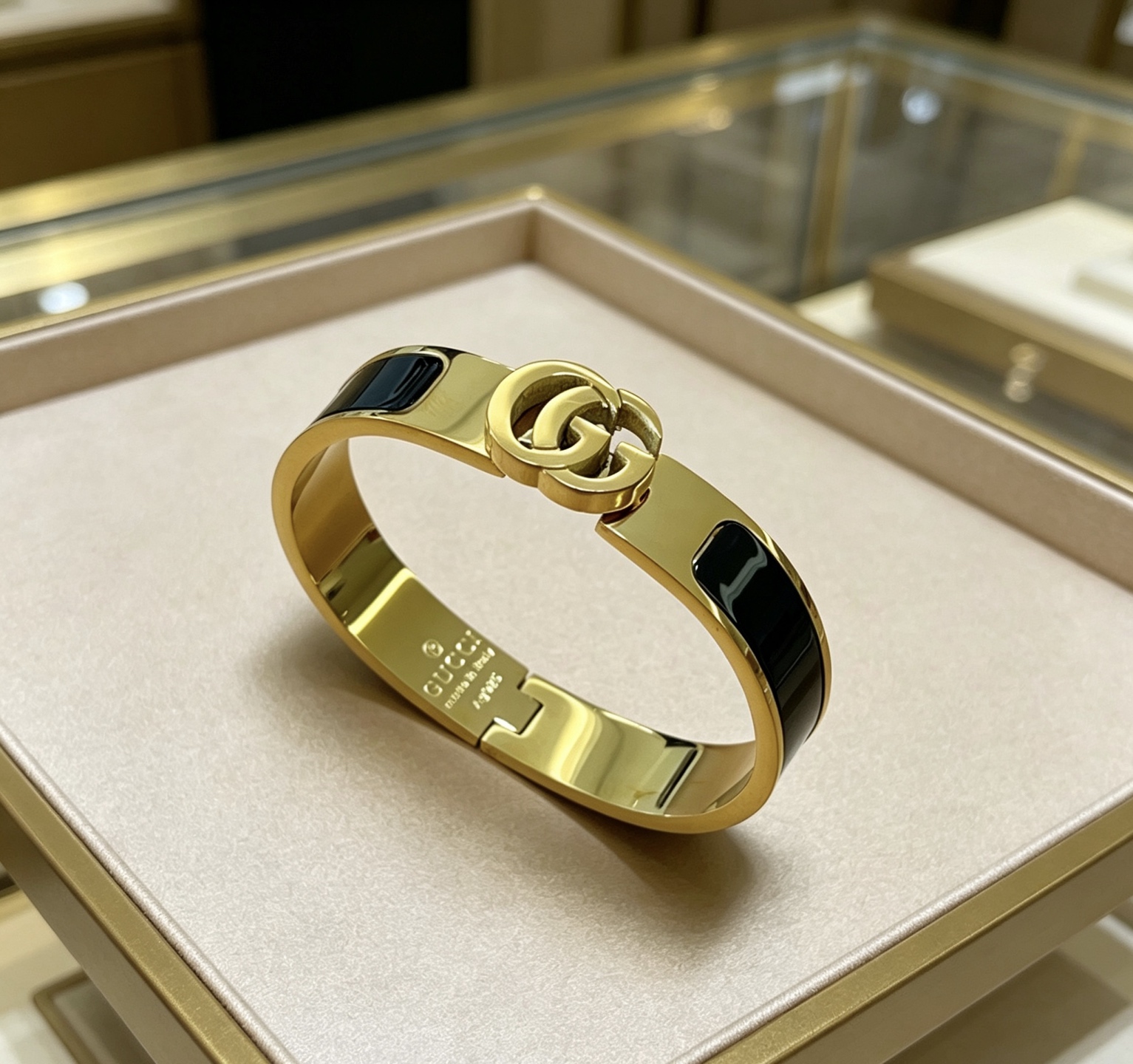 NO:864281,Batch. Gucci bracelets are hand-made, the latest bracelets are of a higher grade, the same style as the Anger Forest series, Double G classic series, Gucci bracelets. The details are matched with K gold processing. The shiny version is not available in the market. This one has been on the market. It is a best-selling model in Gucci. It goes well with trendy clothes, fine jewelry, Gucci, and bracelets.19860909批.古驰手镯手环纯手工打造最新款手镯档次更高明星同款Anger Forest系列双G经典款系列古驰手环 细节对版K金处理 非市面亮面版型 这款一直在出 古驰里面热卖款 非常好搭配潮流衣服,饰品精品,gucci,bracelet,Jewelry