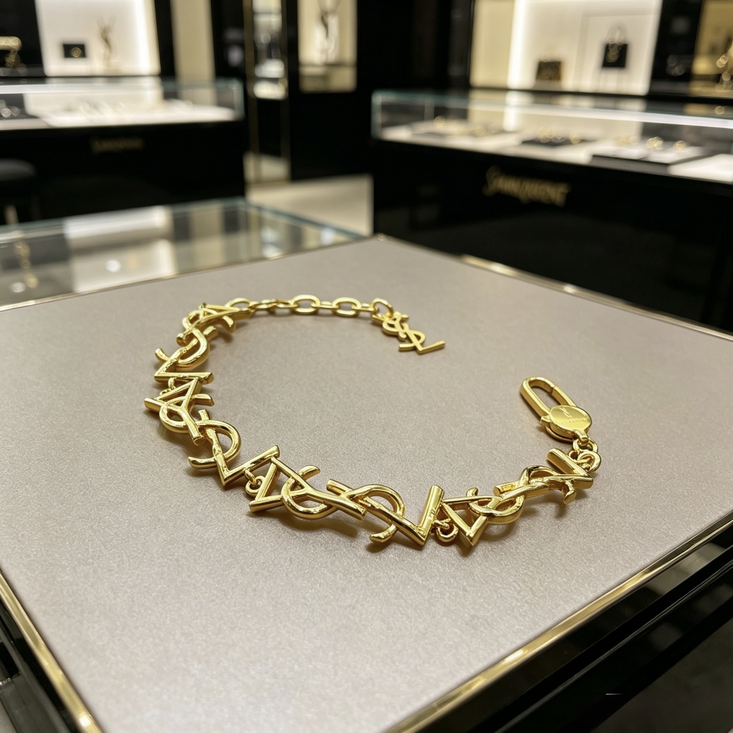 NO:864289,Batch. Original item. Yves Saint Laurent bracelet French haute couture Yves Saint Laurent bracelet. Customized V gold material. Classic brand logo, heavy gold plating, exquisite texture. French romance | A touch of light luxury on the wrist, low-key and noble. New product. Classic YSL logo, haute couture tailoring aesthetics, low-key and noble, full of temperament. The same accessories as celebrities and ladies, a light luxury atmosphere on the wrist. Ceiling bracelets are consistent with the counter. Men's hot models are shipped with unique designs.  Avant-garde, boutique jewelry, saint laurent, saint laurent, bracelet, gold plating19860909批 . 原单货. 圣罗兰手链 法式高定圣罗兰手链.V金材质定制 经典品牌徽标,重工镀金,质感绝绝子 法式浪漫｜腕间一抹轻奢,低调又显贵 新品 经典YSL标识、高定剪裁美学,低调显贵、气质拉满 明星名媛同款配饰,腕间轻奢氛围感天花板手链专柜一致手链 男士火爆款出货 设计独特 前卫,饰品精品,saint laurent,saint laurent,bracelet,gold plating,Jewelry