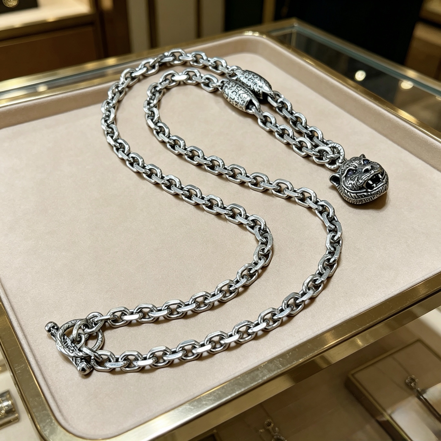 NO:864302,Batch, it’s so handsome. Gucci necklace 2026 latest chain has a higher grade. The same classic model for celebrities. Anger Forest series double G Gucci necklace. The chain length is 60 cm and the length can be changed. The details are distressed and the version is not available in the market. This type of shiny version has been out. It is a best-selling model in Gucci. It goes well with trendy clothes, high-quality jewelry, gucci, and necklaces.19860909批 太帅啦 古驰项链2026最新款链条档次更高明星同款经典款Anger Forest系列双G古驰项链 链长60厘米可改长度 细节对版做旧处理 非市面亮面版型 这款一直在出 古驰里面热卖款 非常好搭配潮流衣服,饰品精品,gucci,necklace,Jewelry