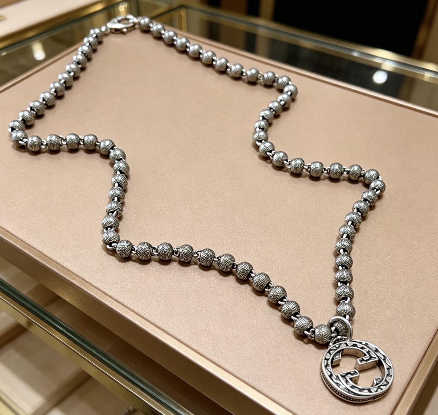 NO:864310,Batch, it’s so handsome. Gucci necklace 2026 latest chain has a higher grade. The same classic Anger Forest series double G Gucci necklace for celebrities. Chain length 60 cm. Details are distressed. Non-market glossy version. This one has been on the market. It is a best-selling model in Gucci. It goes well with trendy clothes, high-quality jewelry, gucci, and necklace.19860909批 太帅啦 古驰项链2026最新款链条档次更高明星同款经典款Anger Forest系列双G古驰项链 链长60厘米 细节对版做旧处理 非市面亮面版型 这款一直在出 古驰里面热卖款 非常好搭配潮流衣服,饰品精品,gucci,necklace,Jewelry