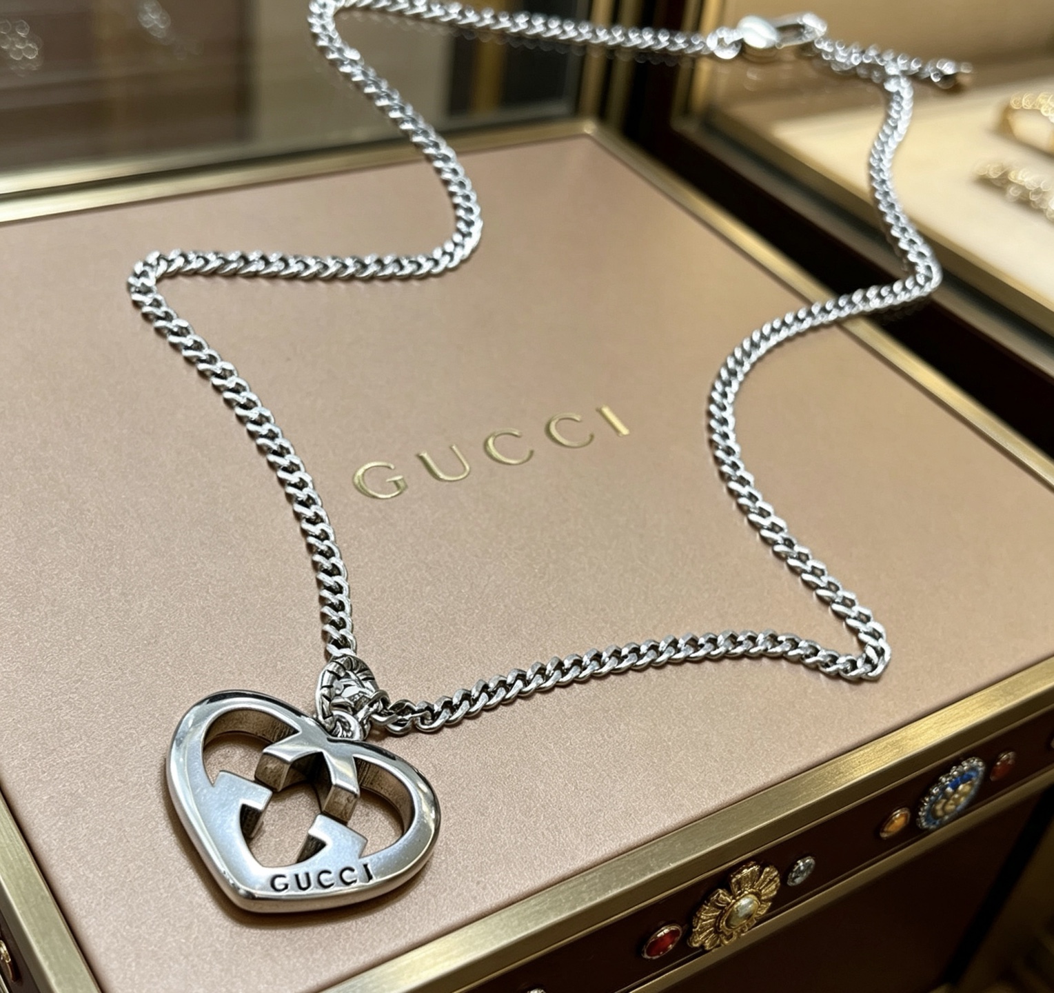 NO:864324,Batch, it’s so handsome. Gucci necklace 2026 latest chain has a higher grade. The same classic model for celebrities. Anger Forest series double G Gucci necklace. The chain length is 60 cm and the length can be changed. The details are distressed and the version is not available in the market. This type of shiny version has been out. It is a best-selling model in Gucci. It goes well with trendy clothes, high-quality jewelry, gucci, and necklaces.19860909批 太帅啦 古驰项链2026最新款链条档次更高明星同款经典款Anger Forest系列双G古驰项链 链长60厘米可改长度 细节对版做旧处理 非市面亮面版型 这款一直在出 古驰里面热卖款 非常好搭配潮流衣服,饰品精品,gucci,necklace,Jewelry
