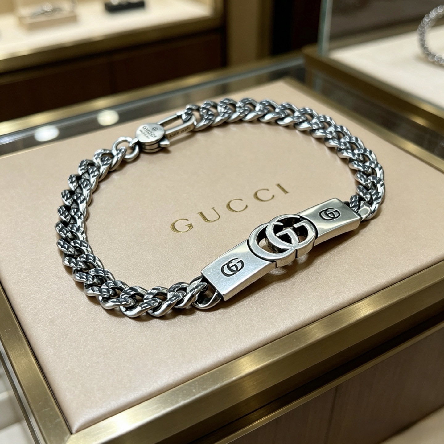 NO:864348,Batch. 2026 Latest Luxury Gucci Bracelet. High-end brand customization. The ceiling in the bracelet. Luxurious lineup design concept. Gucci Gucci Bracelet, the latest classic model. Exquisite regardless of style and texture, it is absolutely top-notch. You can understand the original logo at a glance. Super nice. The best choice to match clothes. Same style for men and women. Must-have artifact. Size 18.20.22.24 cm. Boutique jewelry, gucci, gucci, bracelet.19860909批 . 2026最新出炉奢华古驰手链.高端品牌定制 手链中的天花板 豪华阵容设计理念 Gucci古驰手链最新款的经典款 精致无论款式 质感 都是绝对的顶尖feel 只要看一眼就懂了原版logo 超 nice 搭配衣服最佳的选择,男女同款 必备神器 码数18.20.22.24厘米,饰品精品,gucci,gucci,bracelet,Jewelry