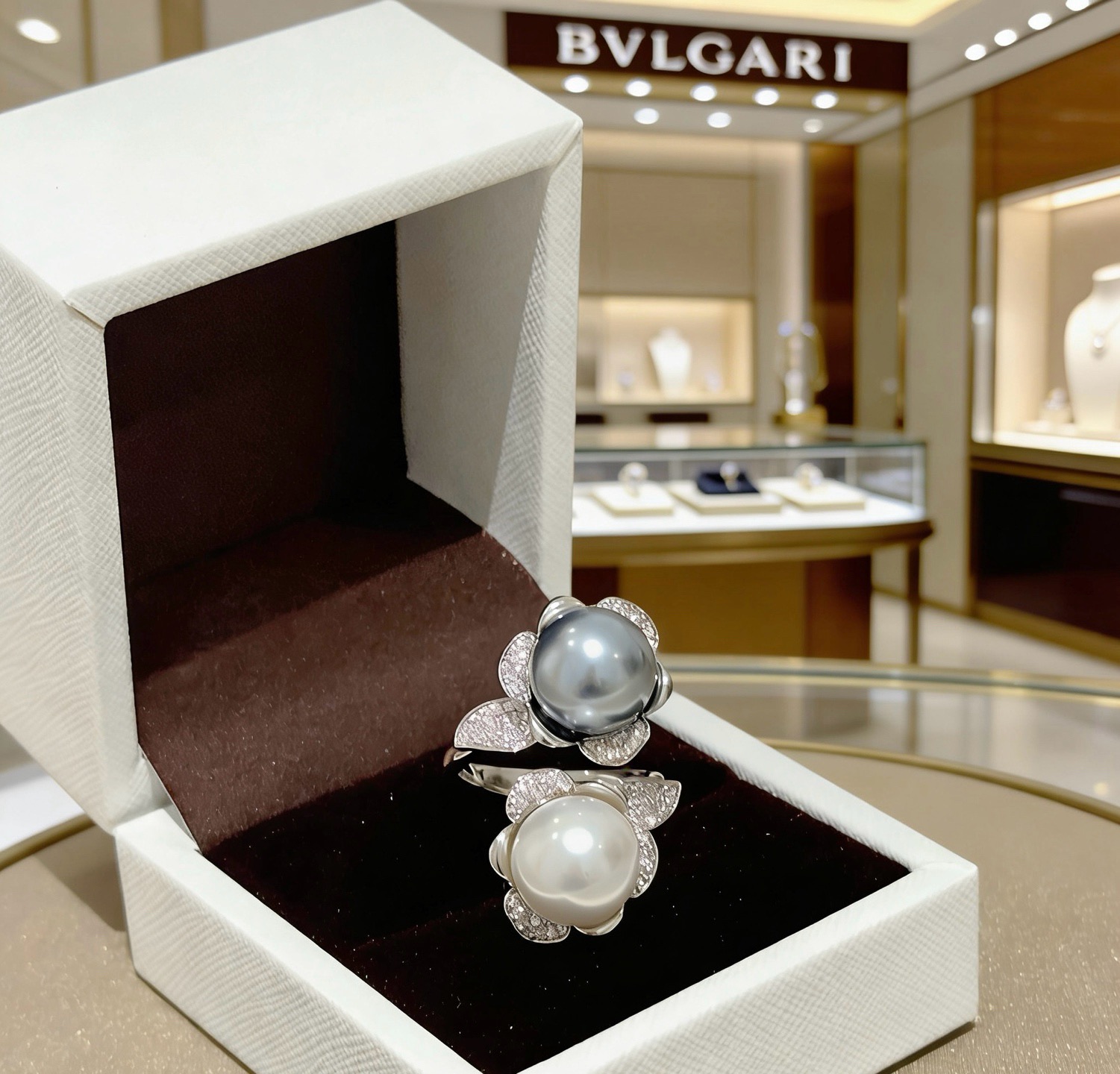 宝格丽项链V金材质。BVLGARI宝格丽 DIVAS‘ DREAM 系列 品相完美，细节无敌，那种独特的