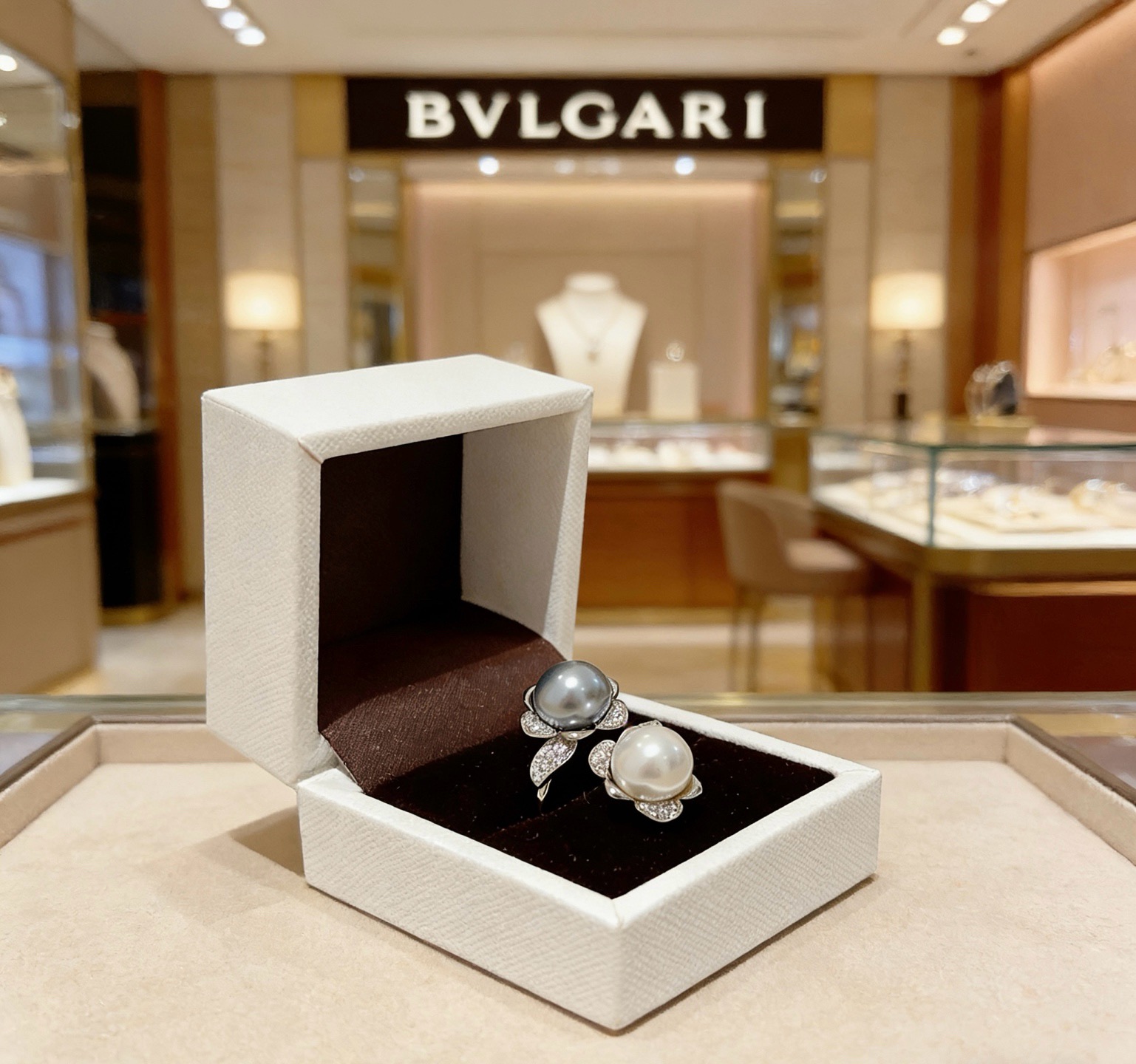 宝格丽项链V金材质。BVLGARI宝格丽 DIVAS‘ DREAM 系列 品相完美，细节无敌，那种独特的