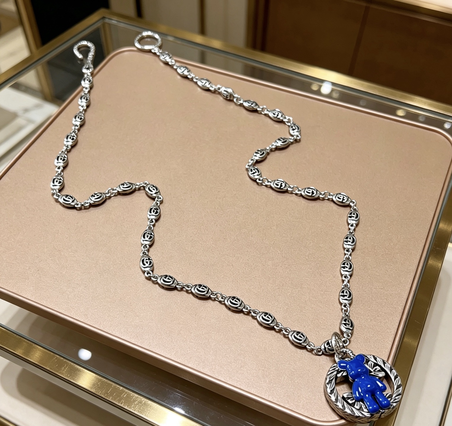 NO:864387,Batch, it’s so handsome. Gucci necklace 2026 latest chain has a higher grade. The same classic Anger Forest series double G Gucci necklace for celebrities. Chain length 60 cm. Details are distressed. Non-market glossy version. This one has been on the market. It is a best-selling model in Gucci. It goes well with trendy clothes, high-quality jewelry, gucci, and necklace.19860909批 太帅啦 古驰项链2026最新款链条档次更高明星同款经典款Anger Forest系列双G古驰项链 链长60厘米 细节对版做旧处理 非市面亮面版型 这款一直在出 古驰里面热卖款 非常好搭配潮流衣服,饰品精品,gucci,necklace,Jewelry