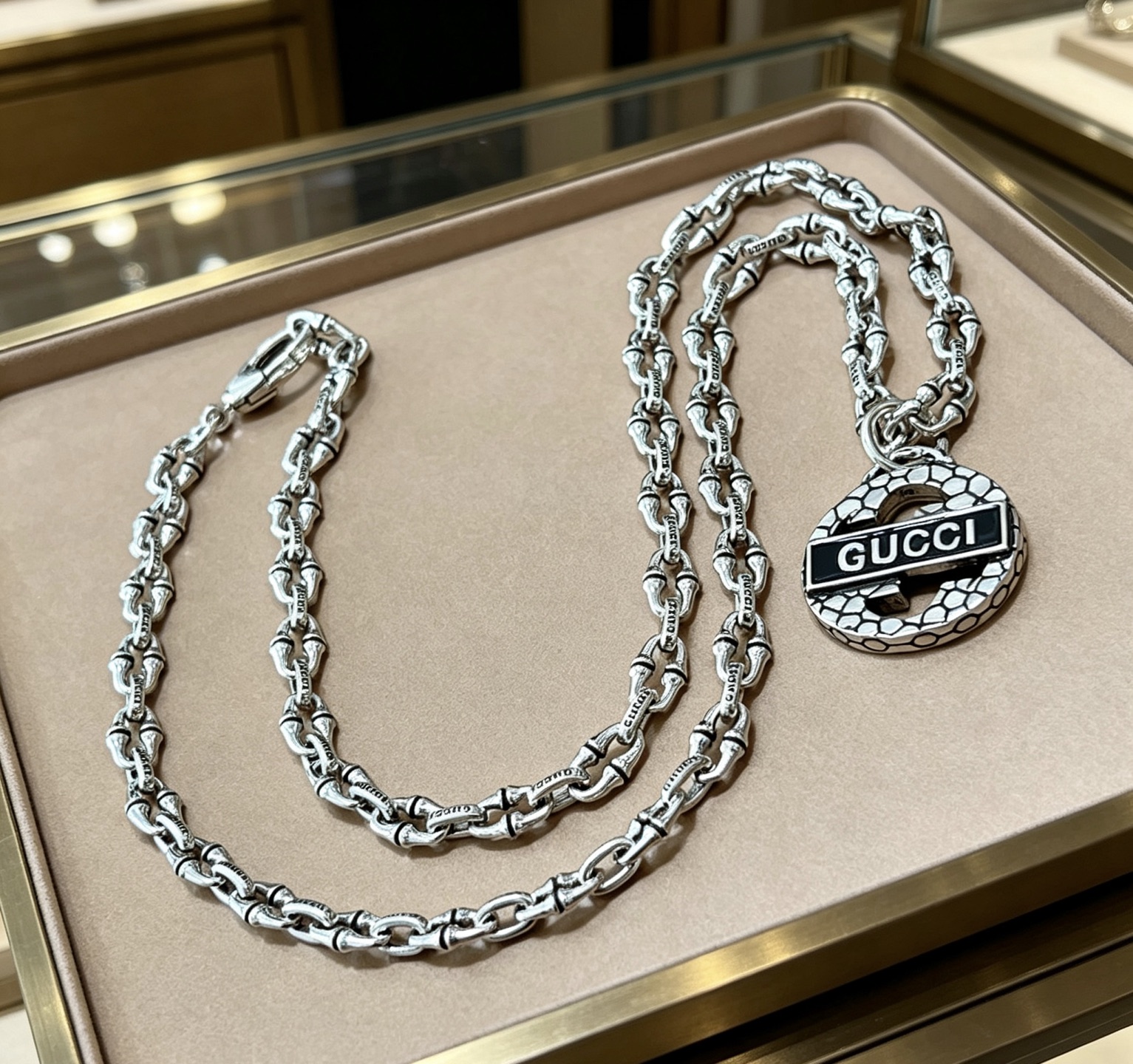 NO:864279,Batch, it’s so handsome. Gucci necklace 2026 latest chain has a higher grade. The same classic model for celebrities. Anger Forest series double G Gucci necklace. The chain length is 60 cm and the length can be changed. The details are distressed and the version is not available in the market. This type of shiny version has been out. It is a best-selling model in Gucci. It goes well with trendy clothes, high-quality jewelry, gucci, and necklaces.19860909批 太帅啦 古驰项链2026最新款链条档次更高明星同款经典款Anger Forest系列双G古驰项链 链长60厘米可改长度 细节对版做旧处理 非市面亮面版型 这款一直在出 古驰里面热卖款 非常好搭配潮流衣服,饰品精品,gucci,necklace,Jewelry