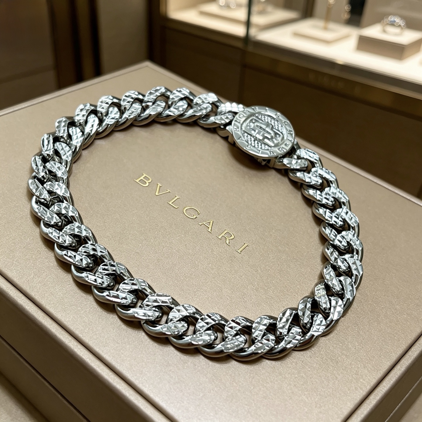 宝格丽手链V金材质 BVLGARI宝格丽 DIVAS‘ DREAM 系列 品相完美，细节无敌，那种独特的