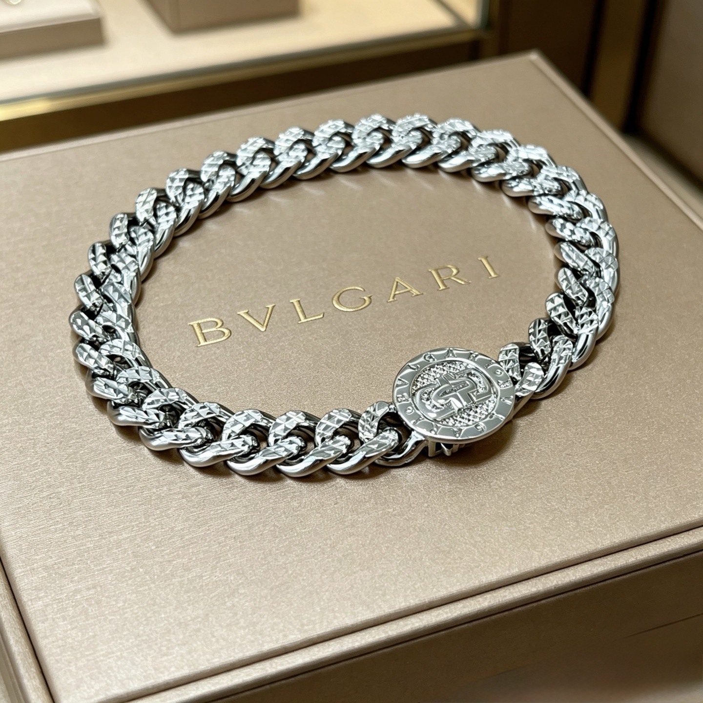 NO:864300,Batch. Bulgari bracelet V gold material BVLGARI BVLGARI DIVAS' DREAM series The appearance is perfect, the details are invincible, the unique color is completely impeccable, and it is decorated with a classic ring shape design, which is simple yet elegant and eye-catching. The pure handmade combination of V gold is more elegant and elegant. Same style for men and women. Bvlgari bracelets, exquisite jewelry, bottega veneta, bvlgari, bvlgari, bracelet19860909批.宝格丽手链V金材质 BVLGARI宝格丽 DIVAS‘ DREAM 系列 品相完美,细节无敌,那种独特的色泽完全无可挑剔,再缀以经典指环外形设计,简约之余却又优雅夺目,V金纯手工的组合更显气色,上手雅致动人.男女同款 宝格丽手链,饰品精品,bottega veneta,bvlgari,bvlgari,bracelet,Jewelry