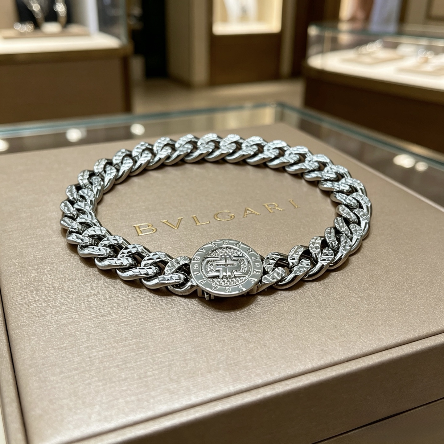 宝格丽手链V金材质 BVLGARI宝格丽 DIVAS‘ DREAM 系列 品相完美，细节无敌，那种独特的