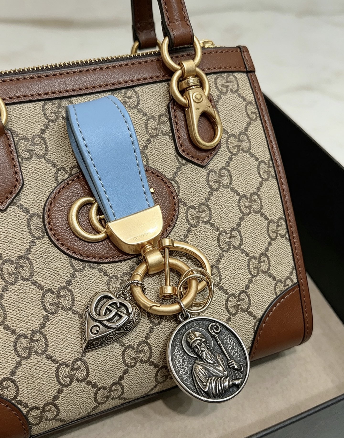NO:864311,Batch of new product releases Gucci keychains Gucci bag buckles The latest bag charms are of higher quality Stars have the same style Anger Forest series Double G classic models co-branded design concept keychain series The details are distressed and not available in the market Glossy version This one has been out The best-selling model in Gucci Very good match with trendy backpacks, jewelry boutiques, gucci, backpacks, keychain19860909批新品发布 古驰钥匙扣 古驰包包扣 最新款包包挂饰档次更高明星同款Anger Forest系列双G经典款联名设计理念钥匙扣系列 细节对版做旧处理 非市面亮面版型 这款一直在出 古驰里面热卖款 非常好搭配潮流背包,饰品精品,gucci,backpacks,keychain,Jewelry