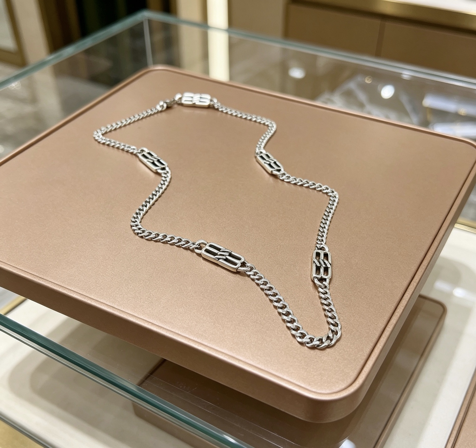 NO:864325,Batch original single goods new products Balenciaga necklace Balenciaga new necklace counter consistent fine details workmanship every detail process in place fine design craftsmanship hot models shipped unique design retro style Balenciaga necklace, jewelry boutique, balenciaga, balenciaga, necklace19860909批 原单货新品 巴黎世家项链 Balenciaga 新款项链专柜一致 细节做工精细 每个细节流程到位 设计工艺精细 火爆款出货 设计独特 复古风格 巴黎世家项链,饰品精品,balenciaga,balenciaga,necklace,Jewelry