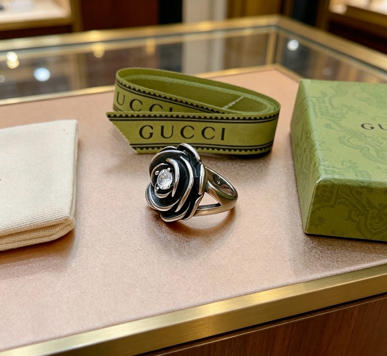 NO:864390,Batch. The latest style of Gucci ring is of higher quality. The same style as the star Anger Forest series. Double G. Purely handmade. Gucci ring. Detailed matching is purely handmade. Non-market glossy version. This one has been on the market. It is the best-selling model in Gucci. It is very good to match with trendy clothes. The size is 7 8 9 10 11, fine jewelry, gucci, ring.19860909批.古驰戒指最新款式档次更高明星同款Anger Forest系列双G纯手工制作工艺 古驰戒指 细节对版纯手工处理 非市面亮面版型 这款一直在出 古驰里面热卖款 非常好搭配潮流衣服码数美7 8 9 10 11,饰品精品,gucci,ring,Jewelry