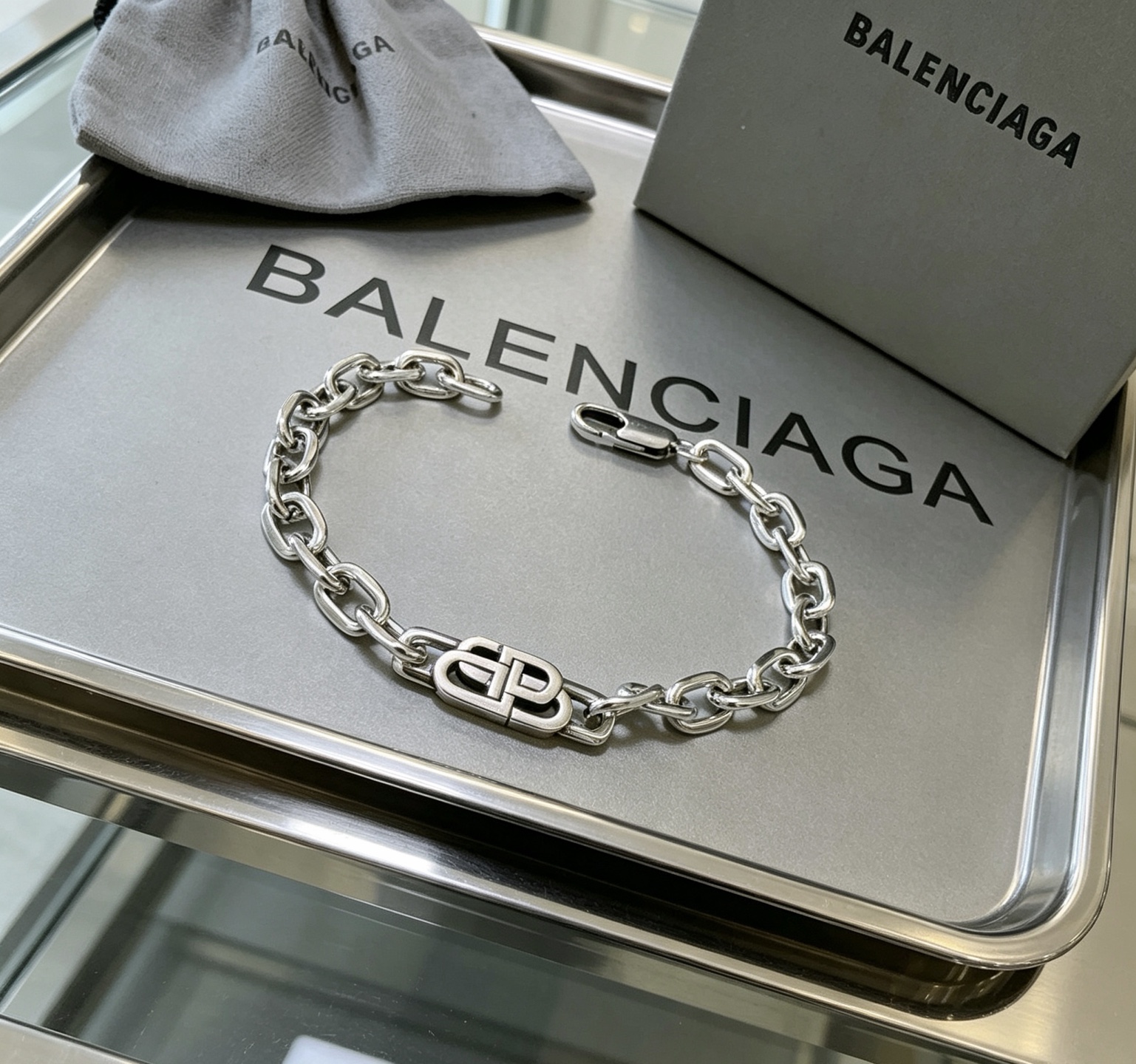 NO:864419,Batch. Original new product Balenciaga Balenciaga Bracelet Counter Same Balenciaga Bracelet Men's hot model shipped Unique design avant-garde A must-have for men and women!  Size 18.20.22.24cm, fine jewelry, balenciaga, balenciaga, bracelet19860909批. 原单货新品 巴黎世家 Balenciaga手链专柜一致巴黎世家手链 男士火爆款出货 设计独特 前卫 男女必备！码数18.20.22.24cm,饰品精品,balenciaga,balenciaga,bracelet,Jewelry