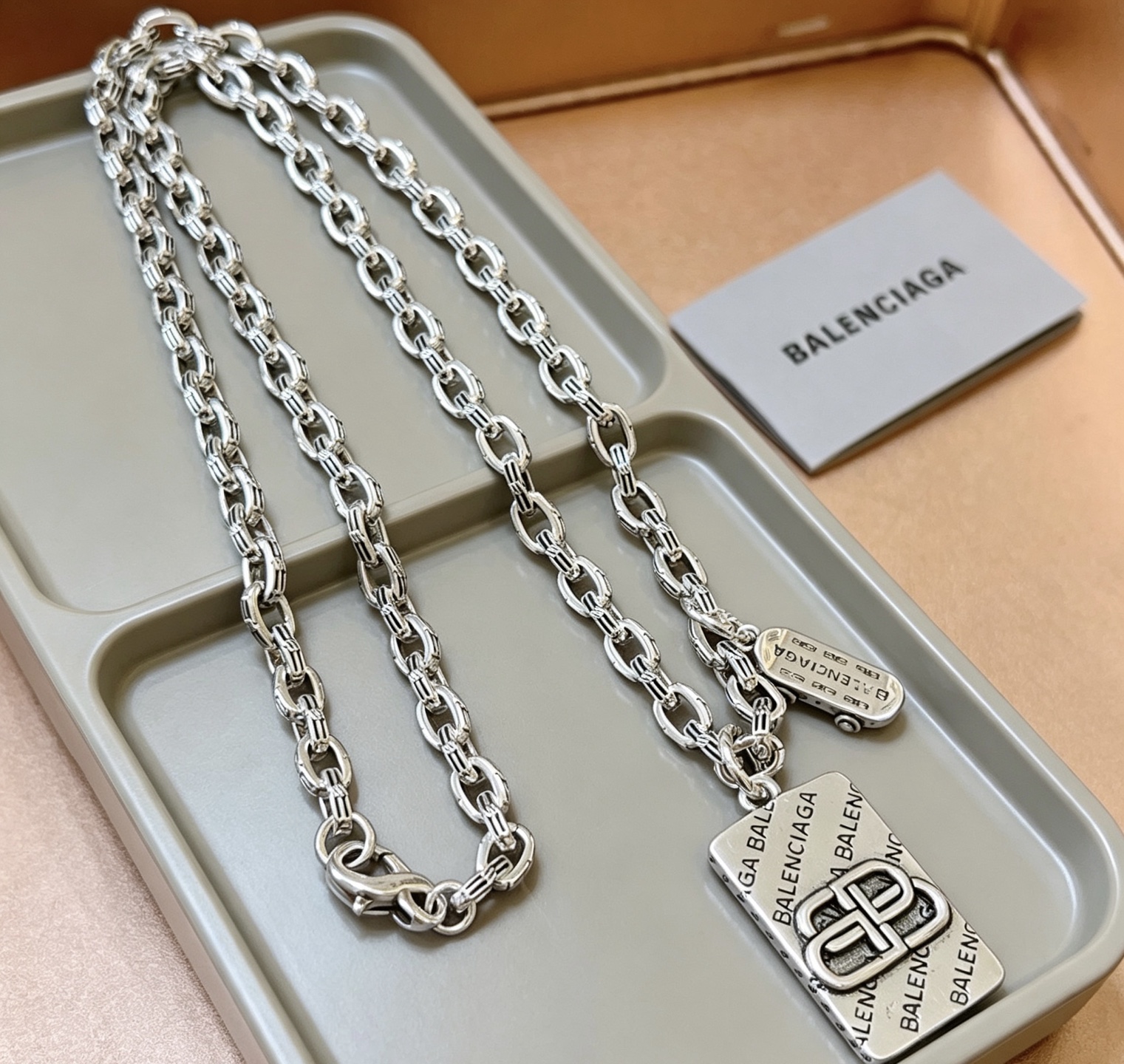 NO:864430,Batch original single goods new products Balenciaga necklace Balenciaga new necklace counter consistent fine details workmanship every detail process in place fine design craftsmanship hot models shipped unique design retro style Balenciaga necklace, jewelry boutique, balenciaga, balenciaga, necklace19860909批 原单货新品 巴黎世家项链 Balenciaga 新款项链专柜一致 细节做工精细 每个细节流程到位 设计工艺精细 火爆款出货 设计独特 复古风格 巴黎世家项链,饰品精品,balenciaga,balenciaga,necklace,Jewelry