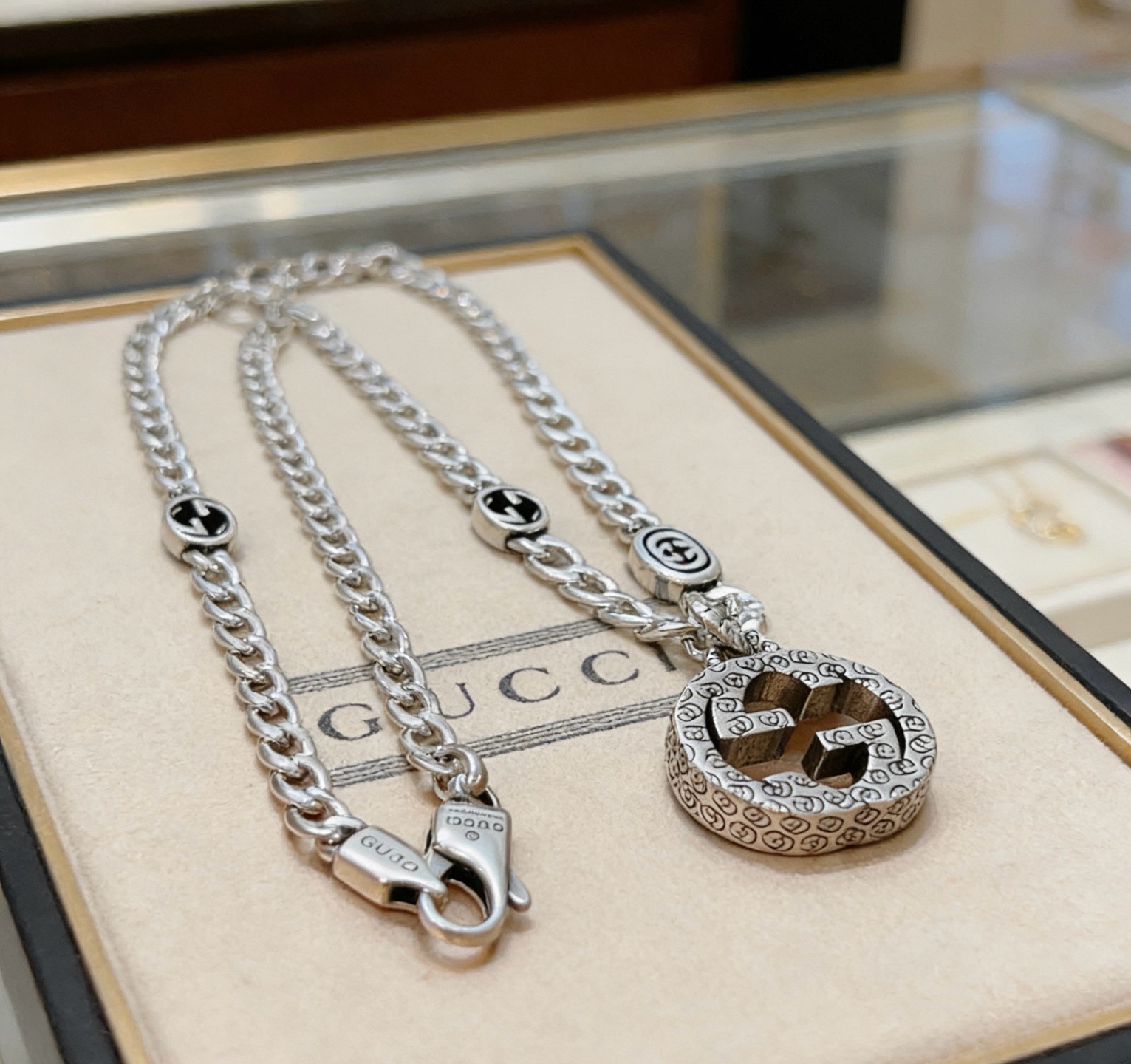 NO:864476,First batch of Gucci necklaces. The latest chain has a higher grade. The same style as the Anger Forest series double G Gucci necklace for celebrities. The chain length is 60 cm and the length can be changed. The details are distressed. The shiny version is not available in the market. This model has been on the market. It is a best-selling model in Gucci. It is very suitable for fashionable clothes, fine jewelry, gucci, and necklace.19860909批古驰项链 最新款链条档次更高明星同款Anger Forest系列双G古驰项链 链长60厘米可改长度 细节对版做旧处理 非市面亮面版型 这款一直在出 古驰里面热卖款 非常好搭配潮流衣服,饰品精品,gucci,necklace,Jewelry
