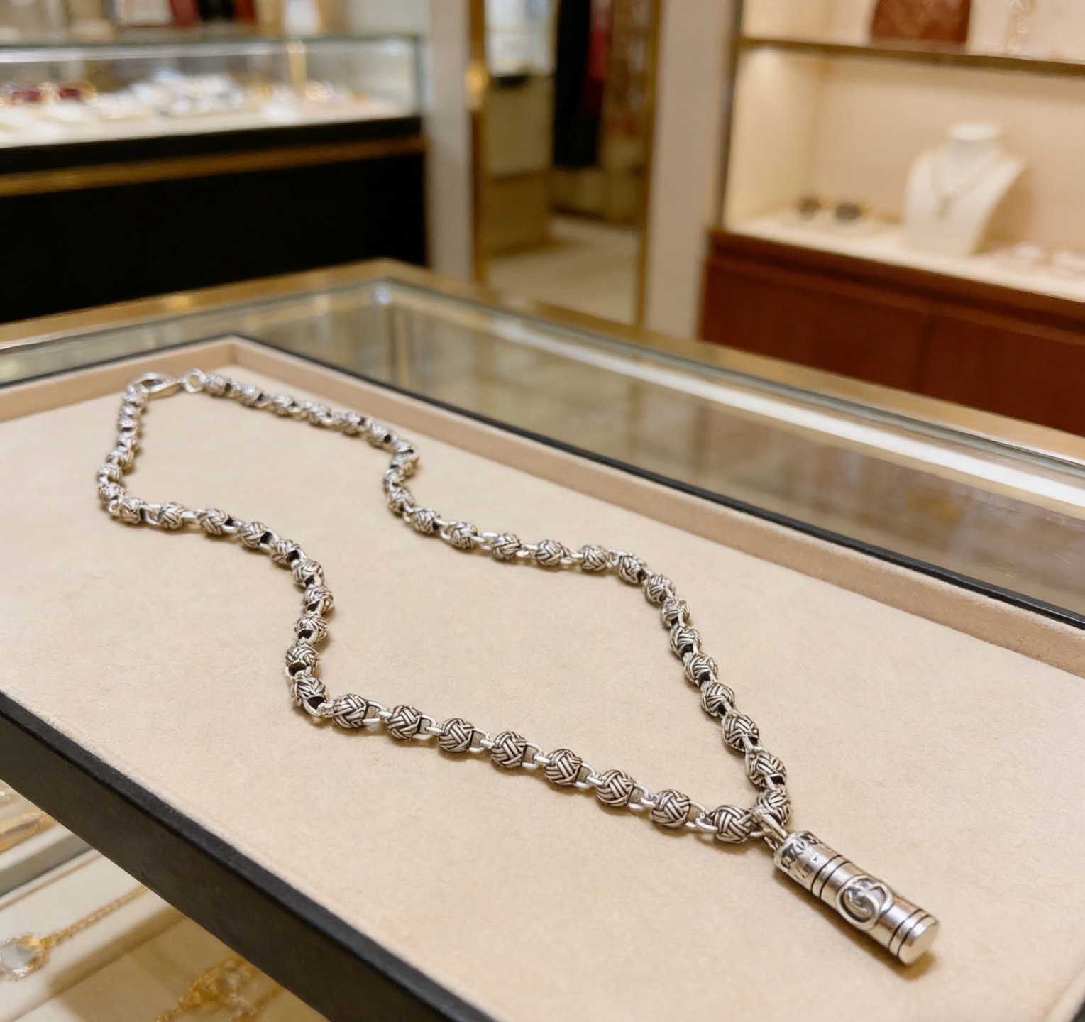 NO:864488,The latest version of the Gucci necklace, which is suitable for both men and women, is of higher quality. The same model as used by celebrities, the color-preserving Anger Forest series double-g silver necklace. The details are gold-plated on the version. The glossy version is not available in the market. This model has been on the market. It is a best-selling model in Gucci. It is very suitable for trendy clothes, high-quality jewelry, Gucci, and necklaces.19860909批不爆不上男女同款古驰项链最新款链条档次更高明星同款保色Anger Forest系列双g银项链 细节对版做金处理 非市面亮面版型 这款一直在出 古驰里面热卖款 非常好搭配潮流衣服,饰品精品,gucci,necklace,Jewelry