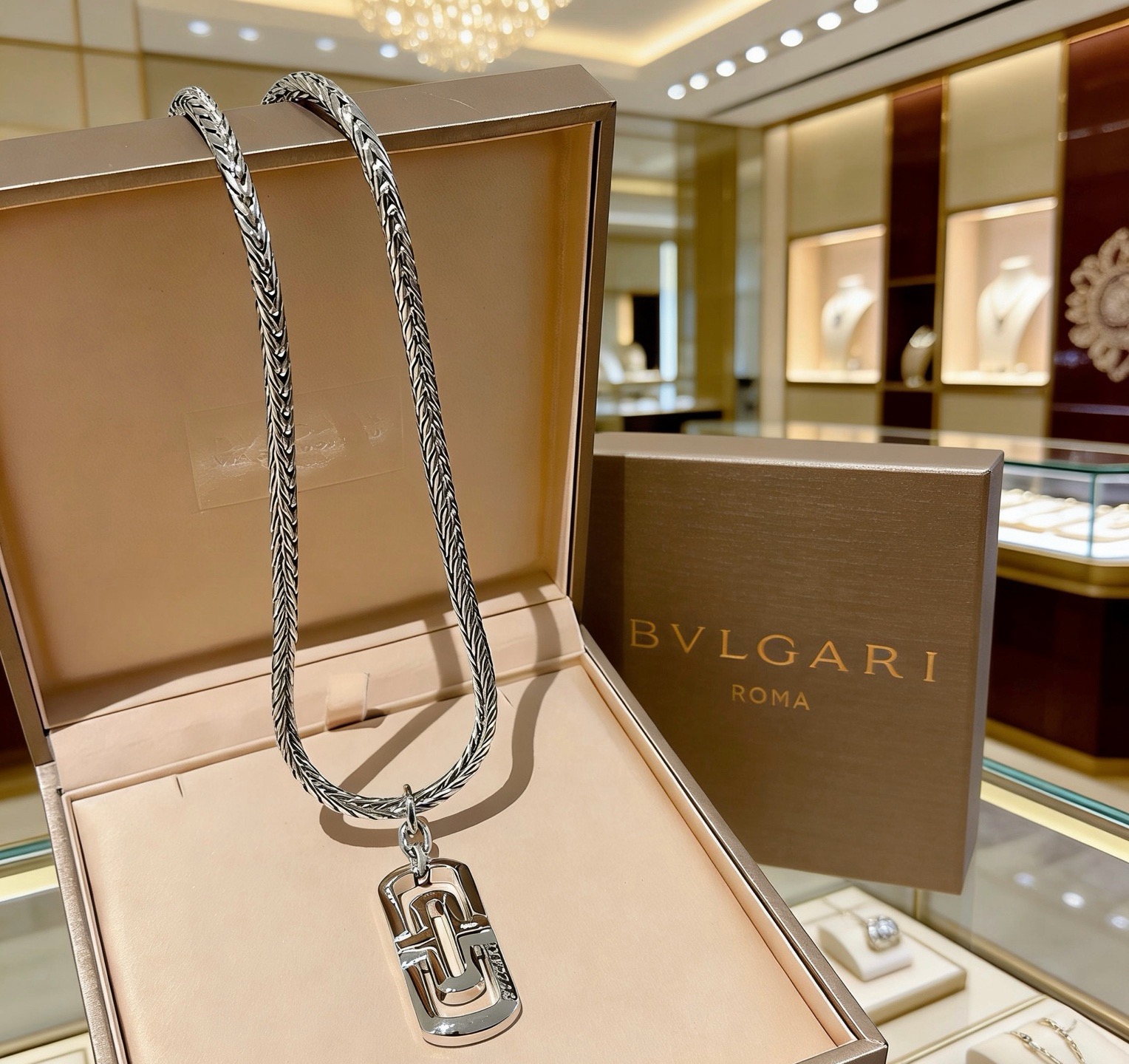 宝格丽项链V金材质 。BVLGARI宝格丽 DIVAS‘ DREAM 系列 品相完美，细节无敌，那种独特