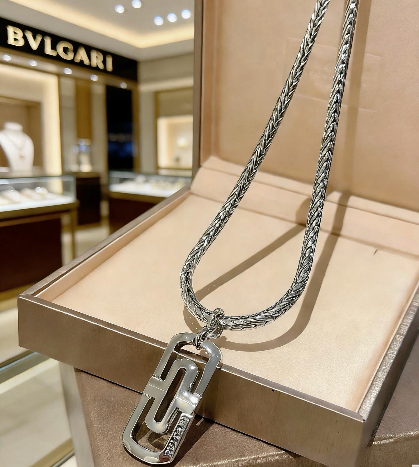 宝格丽项链V金材质 。BVLGARI宝格丽 DIVAS‘ DREAM 系列 品相完美，细节无敌，那种独特