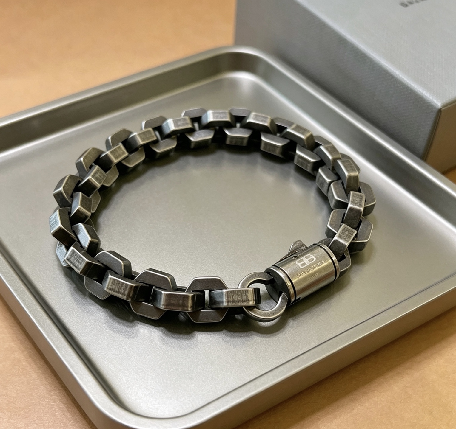 NO:864444,Batch. Original new product Balenciaga Bracelet Balenciaga Bracelet Counter Same Balenciaga Bracelet Men's hot model shipped Unique design avant-garde A must-have for men!  Retro old design, no oxidation or fading, fine jewelry, balenciaga, balenciaga, bracelet19860909批. 原单货新品 巴黎世家手链Balenciaga手链专柜一致巴黎世家手链 男士火爆款出货 设计独特 前卫 男士必备！复古做旧设计 任带不氧化不退色,饰品精品,balenciaga,balenciaga,bracelet,Jewelry