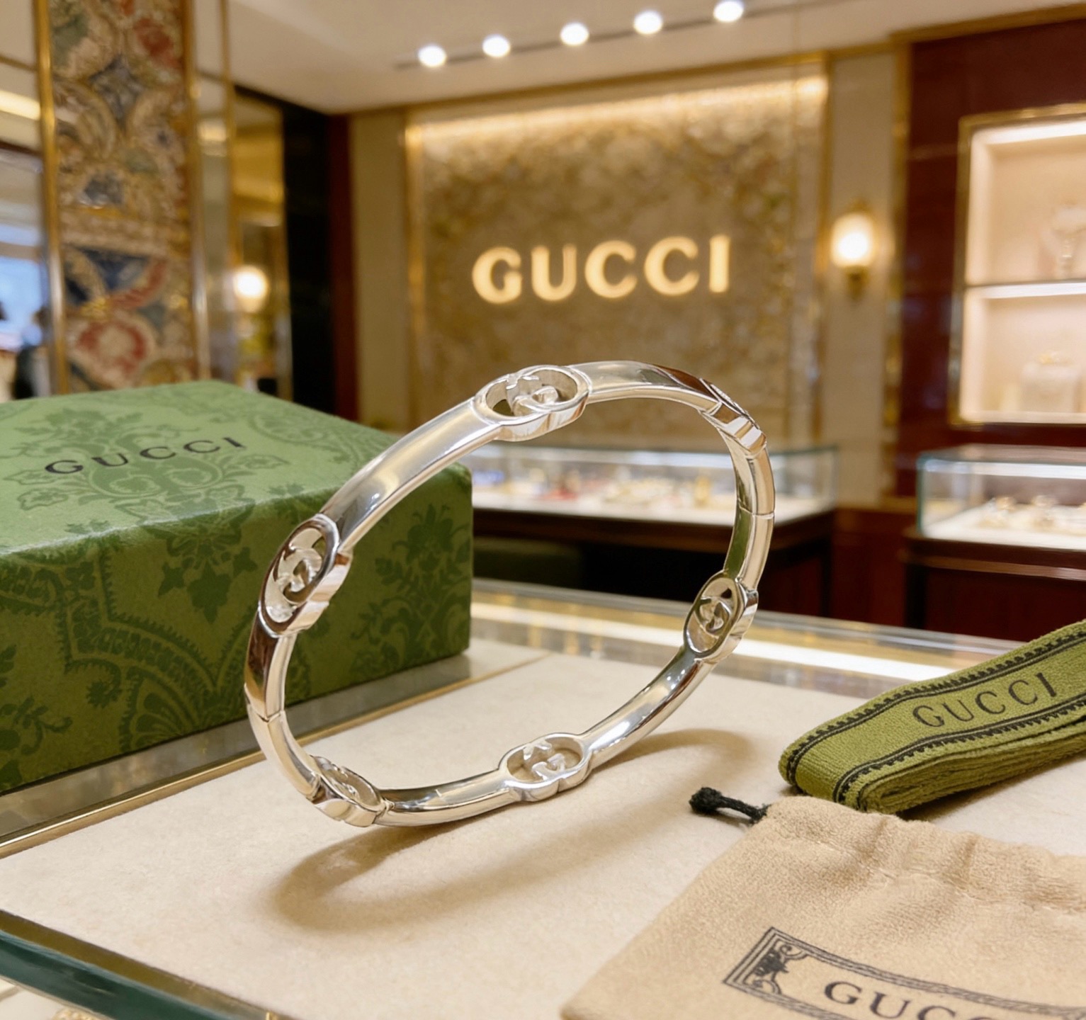 NO:864456,Batch. Gucci bracelets are hand-made latest bracelets with a higher grade. The same style as the Anger Forest series Double G classic series Gucci bracelets. The details are distressed. The shiny version is not available in the market. This one has been on the market. It is a best-selling model in Gucci. It goes well with trendy clothes, high-quality jewelry, Gucci, and bracelets.19860909批.古驰手镯手环纯手工打造最新款手镯档次更高明星同款Anger Forest系列双G经典款系列古驰手环 细节对版做旧处理 非市面亮面版型 这款一直在出 古驰里面热卖款 非常好搭配潮流衣服,饰品精品,gucci,bracelet,Jewelry
