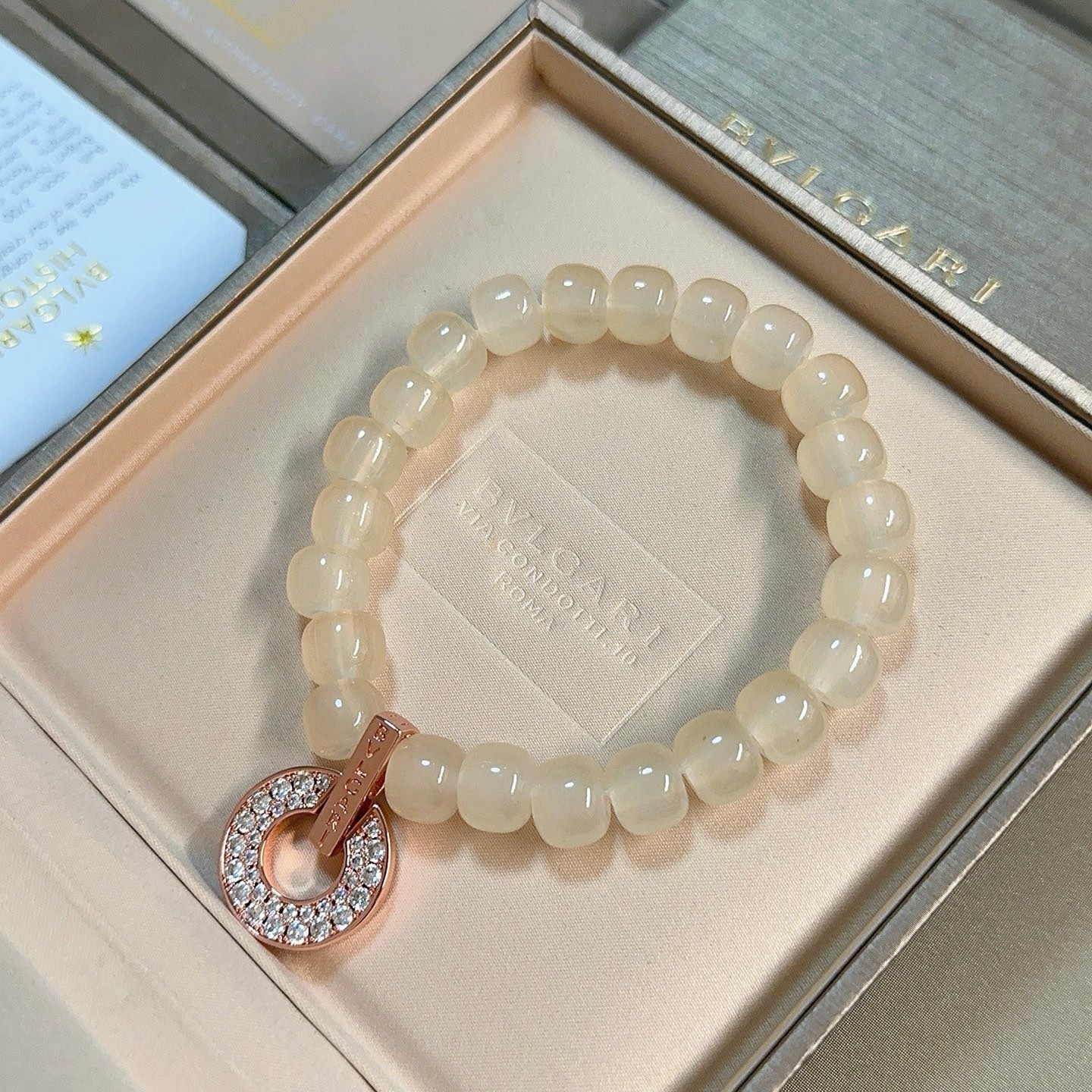 NO:864492,Batch. BVLGARI Bracelet V gold material BVLGARI DIVAS' DREAM series natural topaz barrel beads are in perfect appearance, unparalleled details, the unique color is completely impeccable, and decorated with a classic ring shape design, simple yet elegant and eye-catching, the V gold pure handmade combination is more elegant, elegant and moving. Same style for men and women. Bvlgari bracelet size: 18 20 22 24 cm, boutique jewelry, Bottega  veneta,bvlgari,bvlgari,bracelet19860909批.宝格丽手链V金材质 BVLGARI宝格丽 DIVAS‘ DREAM 系列 天然黄玉桶珠品相完美,细节无敌,那种独特的色泽完全无可挑剔,再缀以经典指环外形设计,简约之余却又优雅夺目,V金纯手工的组合更显气色,上手雅致动人.男女同款 宝格丽手链尺寸:18 20 22 24厘米,饰品精品,bottega veneta,bvlgari,bvlgari,bracelet,Jewelry