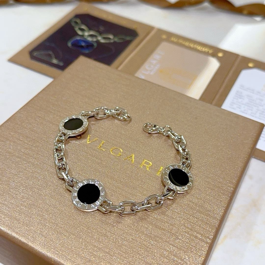 NO:864502,Batch. Bvlgari Bracelet V gold material BVLGARI DIVAS' DREAM series The appearance is perfect, the details are invincible, the unique color is completely impeccable, and it is decorated with a classic ring shape design, which is simple yet elegant and eye-catching. The pure handmade combination of V gold is more elegant and elegant. Same style for men and women. Bvlgari bracelet 18 20 22 24cm, boutique jewelry, Bottega  veneta,bvlgari,bvlgari,bracelet19860909批.宝格丽手链V金材质 BVLGARI宝格丽 DIVAS‘ DREAM 系列 品相完美,细节无敌,那种独特的色泽完全无可挑剔,再缀以经典指环外形设计,简约之余却又优雅夺目,V金纯手工的组合更显气色,上手雅致动人.男女同款 宝格丽手链 18 20 22 24cm,饰品精品,bottega veneta,bvlgari,bvlgari,bracelet,Jewelry