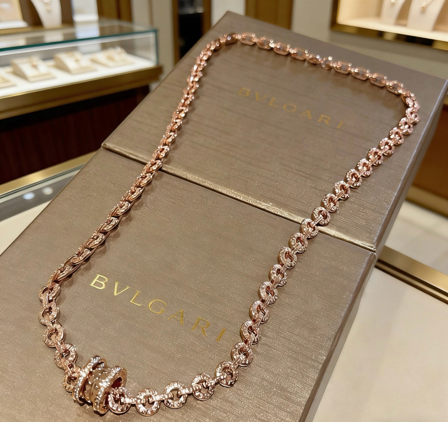 宝格丽项链V金材质 。BVLGARI宝格丽 DIVAS‘ DREAM 系列 品相完美，细节无敌，那种独特