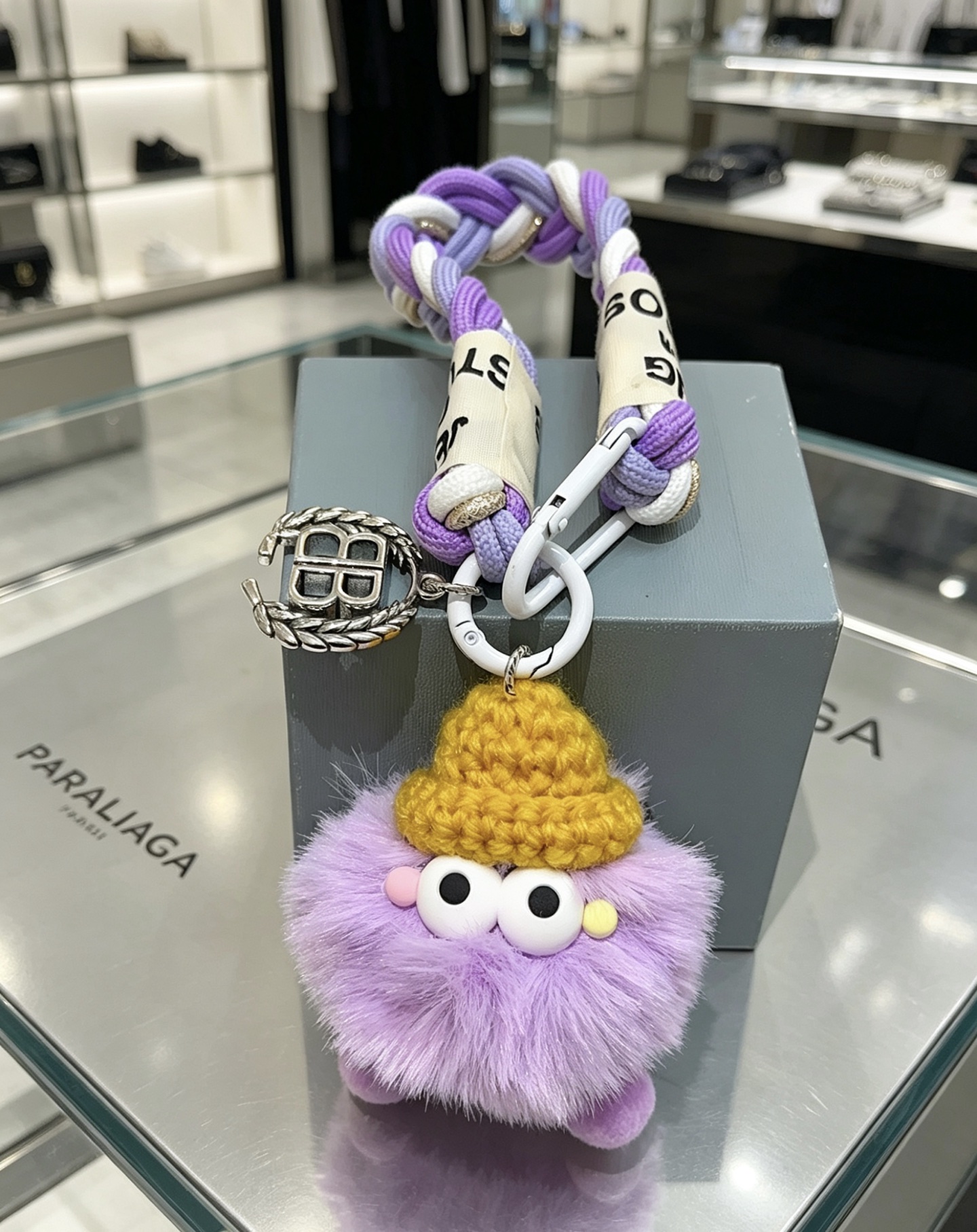 NO:863903,The first batch of new products released Balenciaga bag charm keychain Balenciaga keychain The latest bag charms are of a higher grade and are the same style as celebrities Classic co-branded design concept keychain series The details are distressed and not available in the market Glossy version This one has been on the market. The best-selling model in Balenciaga. Very good match with trendy backpacks, jewelry boutiques, balenciaga, backpacks, keychain19860909批新品发布 巴黎世家包包挂饰钥匙扣 巴黎世家钥匙扣 最新款包包挂饰档次更高明星同款 经典款联名设计理念钥匙扣系列 细节对版做旧处理 非市面亮面版型 这款一直在出 巴黎世家里面热卖款 非常好搭配潮流背包,饰品精品,balenciaga,backpacks,keychain,Jewelry