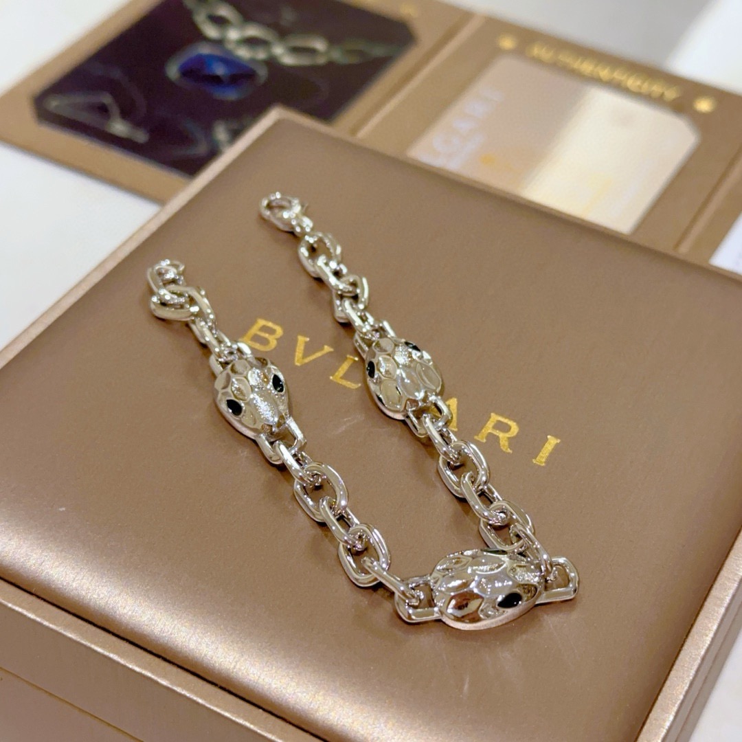 宝格丽手链V金材质 BVLGARI宝格丽 DIVAS‘ DREAM 系列 品相完美，细节无敌，那种独特的