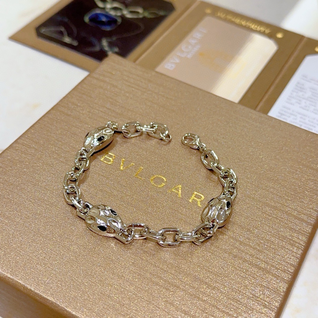 NO:863941,Batch. Bulgari bracelet V gold material BVLGARI BVLGARI DIVAS' DREAM series The appearance is perfect, the details are invincible, the unique color is completely impeccable, and it is decorated with a classic ring shape design, which is simple yet elegant and eye-catching. The pure handmade combination of V gold is more elegant and elegant. Same style for men and women. Bvlgari bracelets, exquisite jewelry, bottega veneta, bvlgari, bvlgari, bracelet19860909批.宝格丽手链V金材质 BVLGARI宝格丽 DIVAS‘ DREAM 系列 品相完美,细节无敌,那种独特的色泽完全无可挑剔,再缀以经典指环外形设计,简约之余却又优雅夺目,V金纯手工的组合更显气色,上手雅致动人.男女同款 宝格丽手链,饰品精品,bottega veneta,bvlgari,bvlgari,bracelet,Jewelry