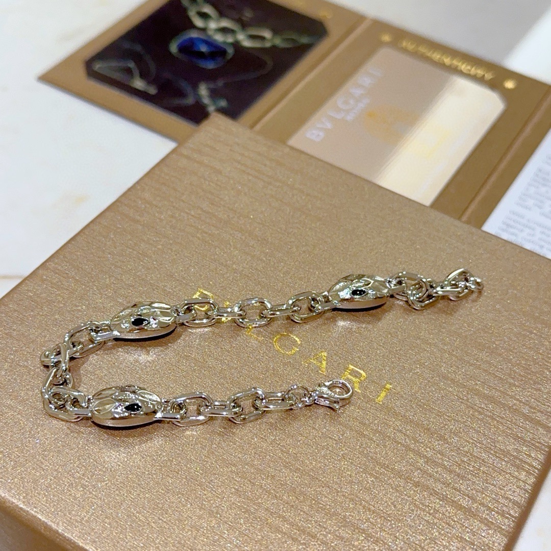 宝格丽手链V金材质 BVLGARI宝格丽 DIVAS‘ DREAM 系列 品相完美，细节无敌，那种独特的