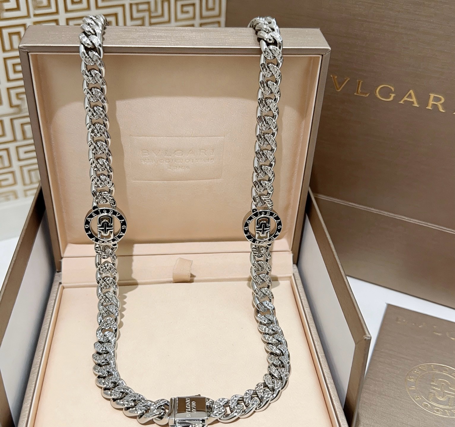 宝格丽项链V金材质 。BVLGARI宝格丽 DIVAS‘ DREAM 系列 品相完美，细节无敌，那种独特
