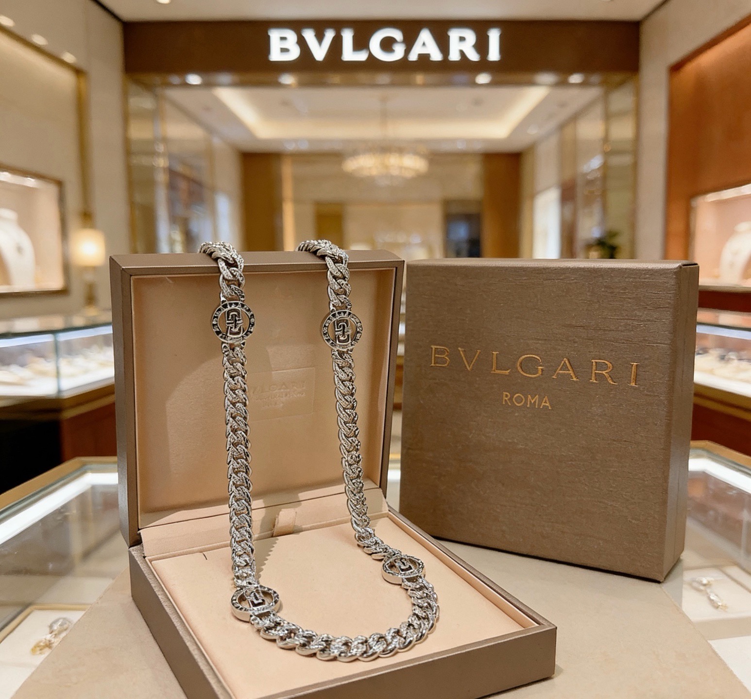 宝格丽项链V金材质 。BVLGARI宝格丽 DIVAS‘ DREAM 系列 品相完美，细节无敌，那种独特