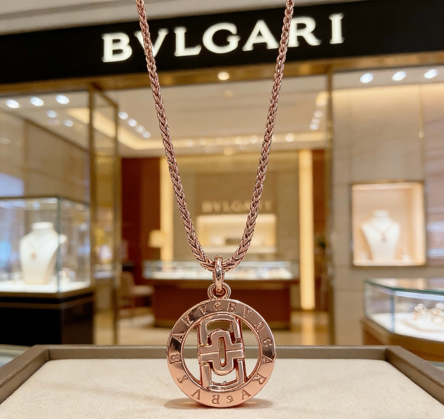 NO:863834,Batch. Bulgari necklace V gold material BVLGARI BVLGARI DIVAS’ DREAM series The appearance is perfect, the details are invincible, the unique color is completely impeccable, and it is decorated with a classic ring shape design, which is simple yet elegant and eye-catching. The combination of V gold is more elegant, and the upper body is elegant and attractive. Same style for men and women. Bulgari necklaces, jewelry boutiques, bottega veneta, bvlgari, bvlgari, necklace19860909批.宝格丽项链V金材质 BVLGARI宝格丽 DIVAS‘ DREAM 系列 品相完美,细节无敌,那种独特的色泽完全无可挑剔,再缀以经典指环外形设计,简约之余却又优雅夺目,V金的组合更显气色,上身雅致动人.男女同款 宝格丽项链,饰品精品,bottega veneta,bvlgari,bvlgari,necklace,Jewelry