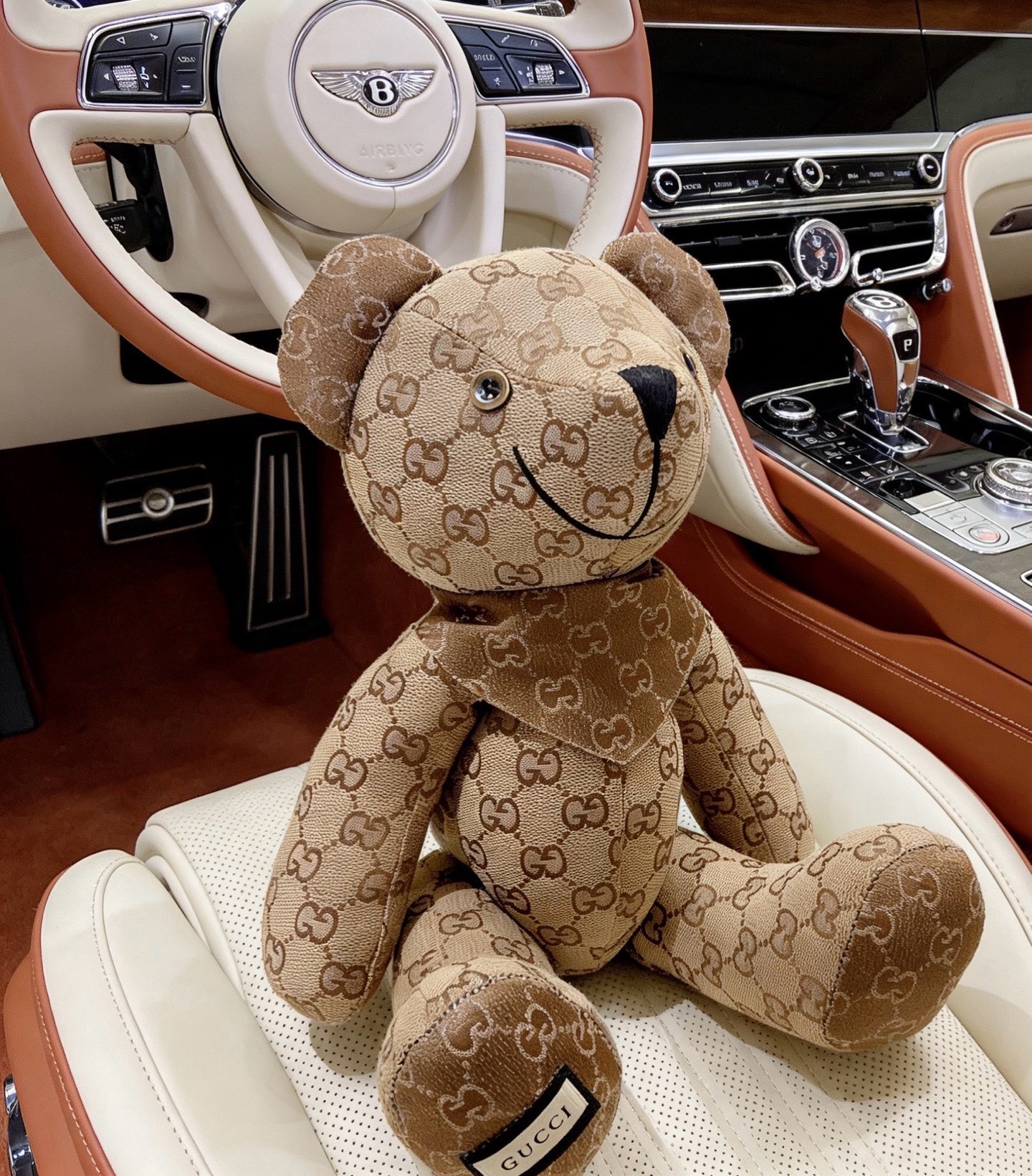 NO:863848,Batch. Hot model is coming. Gucci official website debuts new bear dolls for exclusive high-quality sale. New products exported to French orders are released. Gucci’s bear dolls have exclusive joints with movable joints and are purely handmade. The texture and fullness are all in place. Not many in stock, so hands are slow. Super cute. I look forward to my little bear. It feels high-end to put in the car and at home. The size of 40cm is particularly fun to hold in the hand., jewelry boutique, gucci19860909批. 爆款来袭 古驰官网首发新品小熊玩偶独家高品质发售 出口法国订单新品发布 ,古驰的的一款小熊公仔独家关节可动,纯手工制作工艺 质感 饱满度全部到位 现货不多,手慢无 超级可爱的 期待我的小熊.放车里放家里高级感满满 40cm的尺寸,抱在手里特别好玩.,饰品精品,gucci,Jewelry