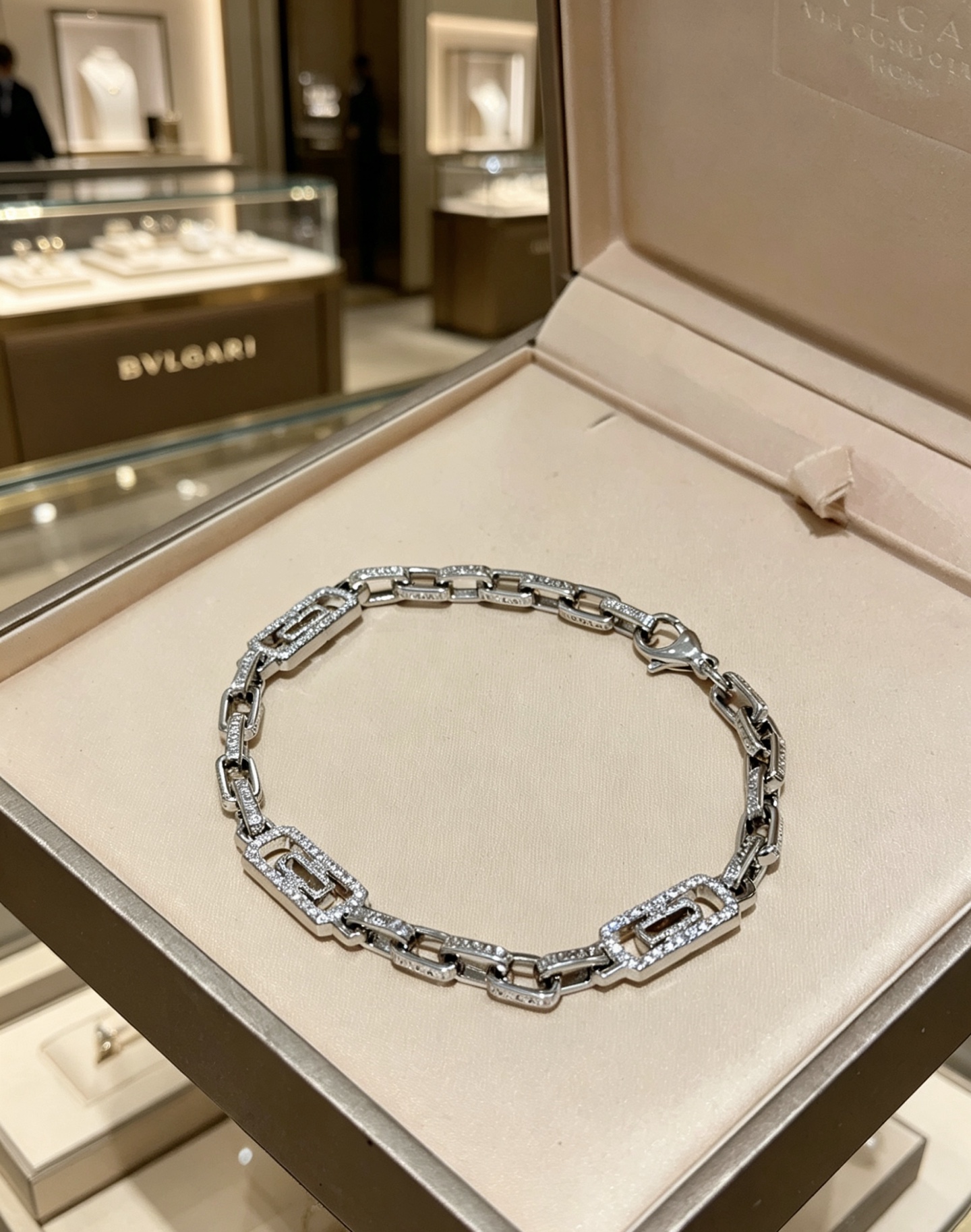NO:863889,Batch. BVLGARI Bracelet V gold material BVLGARI DIVAS' DREAM series The appearance is perfect, the details are invincible, the unique color is completely impeccable, and it is decorated with a classic ring shape design, which is simple yet elegant and eye-catching. The pure handmade combination of V gold is more elegant and elegant. Same style for men and women. Bvlgari bracelet size: 18 20 22 24 cm, fine jewelry, Bottega  veneta,bvlgari,bvlgari,bracelet19860909批.宝格丽手链V金材质 BVLGARI宝格丽 DIVAS‘ DREAM 系列 品相完美,细节无敌,那种独特的色泽完全无可挑剔,再缀以经典指环外形设计,简约之余却又优雅夺目,V金纯手工的组合更显气色,上手雅致动人.男女同款 宝格丽手链尺寸:18 20 22 24厘米,饰品精品,bottega veneta,bvlgari,bvlgari,bracelet,Jewelry