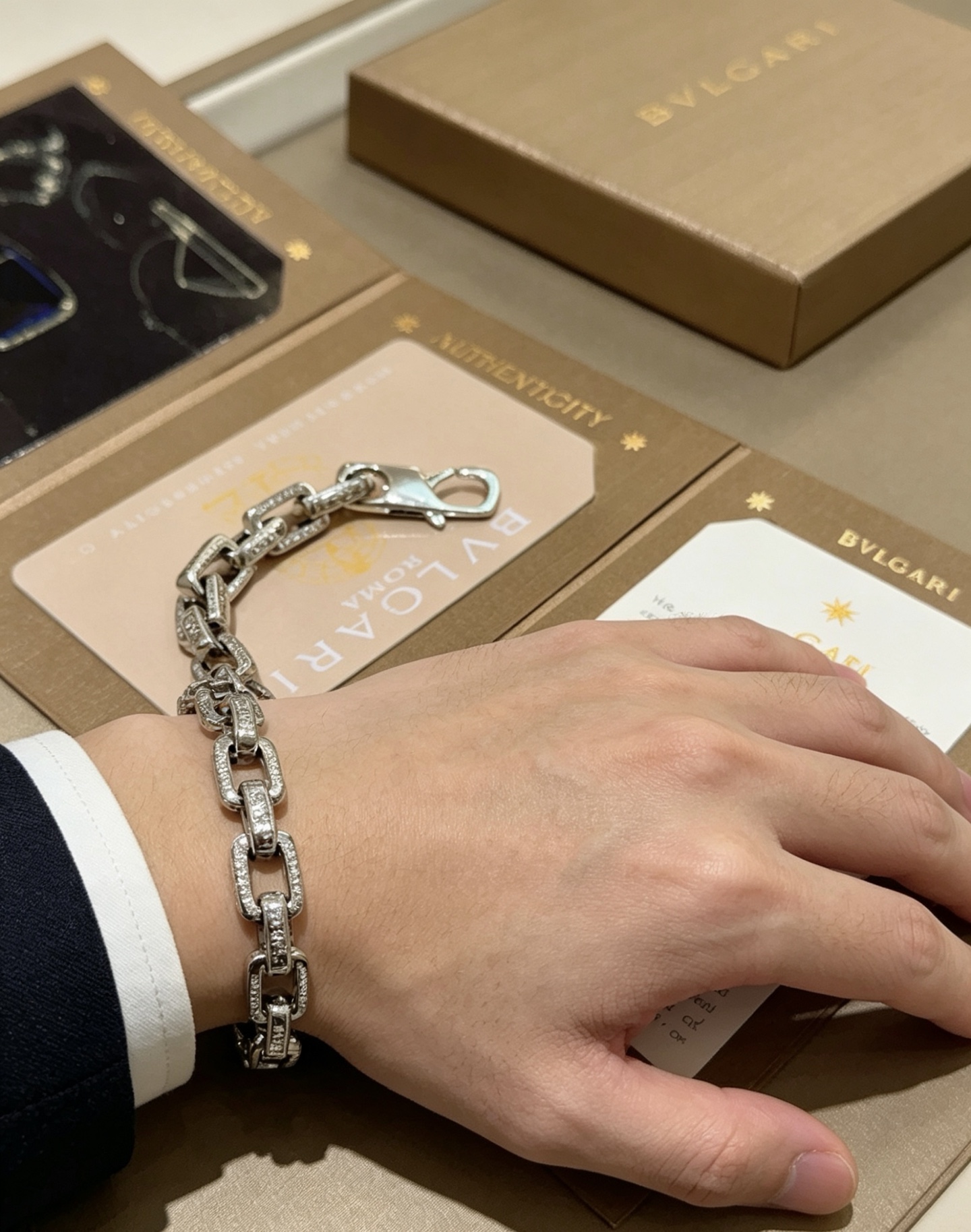 宝格丽手链V金材质 BVLGARI宝格丽 DIVAS‘ DREAM 系列 品相完美，细节无敌，那种独特的
