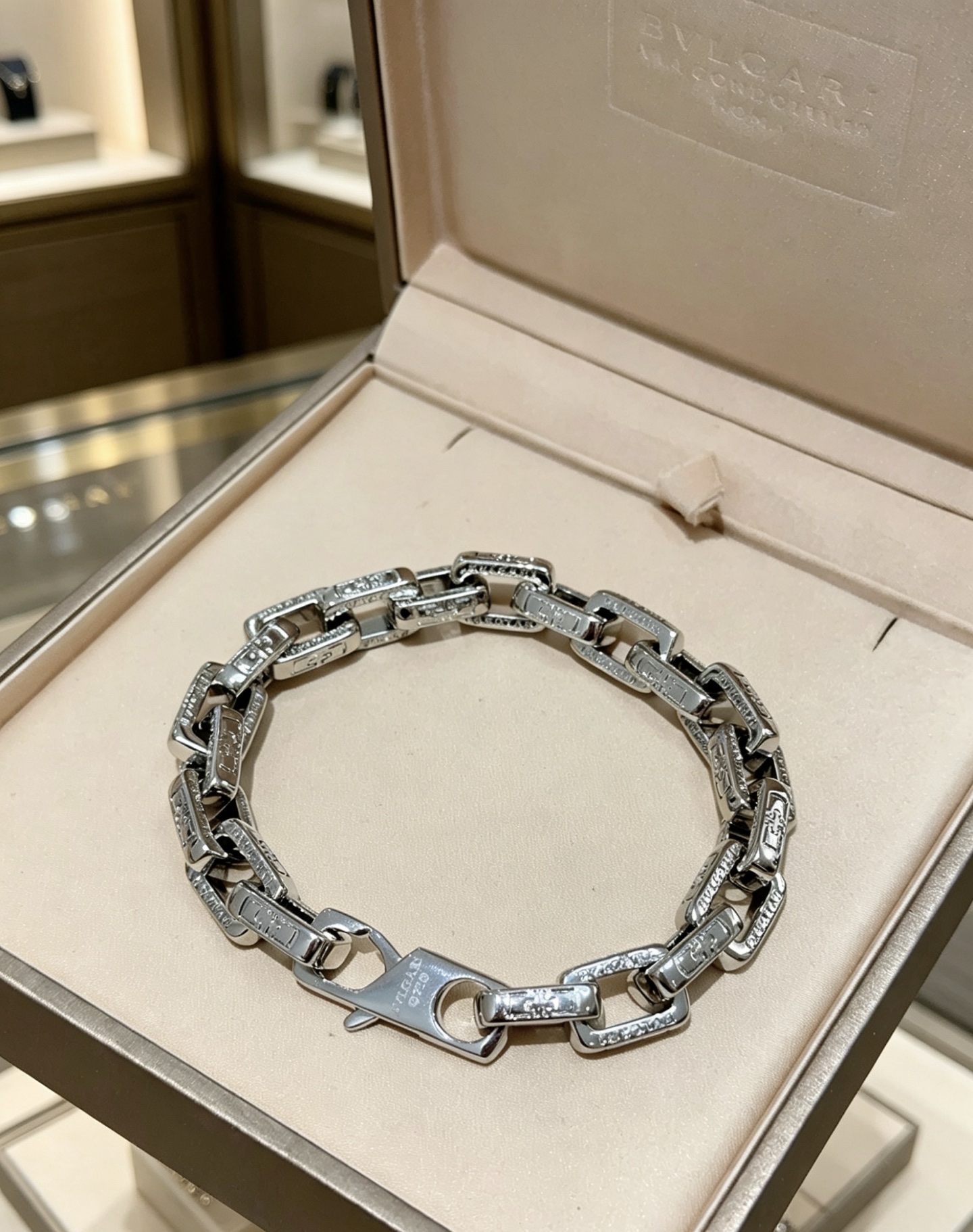 宝格丽手链V金材质 BVLGARI宝格丽 DIVAS‘ DREAM 系列 品相完美，细节无敌，那种独特的