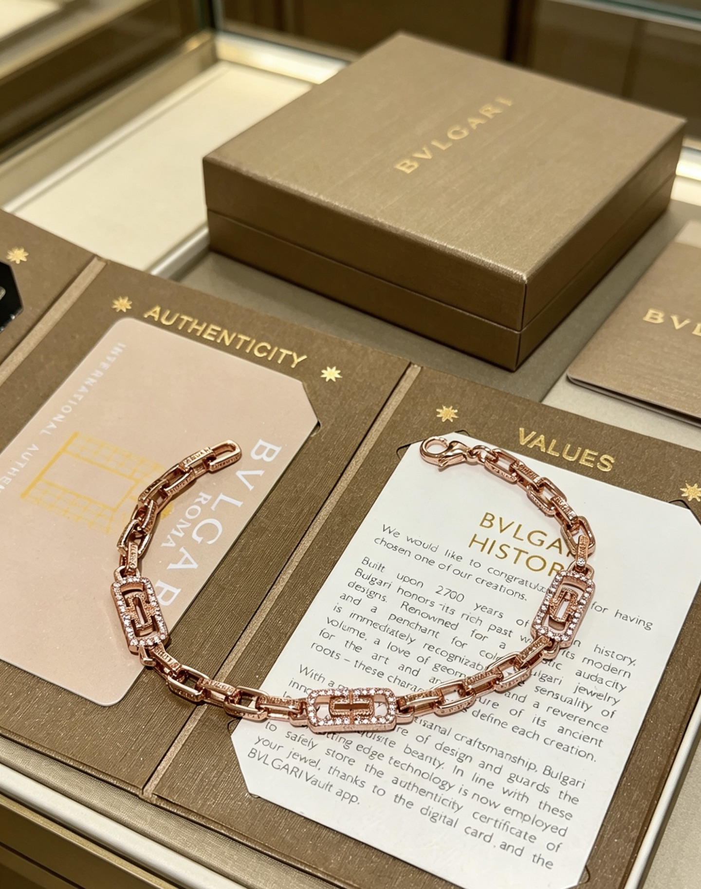 NO:863915,Batch. BVLGARI Bracelet V gold material BVLGARI DIVAS' DREAM series The appearance is perfect, the details are invincible, the unique color is completely impeccable, and it is decorated with a classic ring shape design, which is simple yet elegant and eye-catching. The pure handmade combination of V gold is more elegant and elegant. Same style for men and women. Bvlgari bracelet size: 18 20 22 24 cm, fine jewelry, Bottega  veneta,bvlgari,bvlgari,bracelet19860909批.宝格丽手链V金材质 BVLGARI宝格丽 DIVAS‘ DREAM 系列 品相完美,细节无敌,那种独特的色泽完全无可挑剔,再缀以经典指环外形设计,简约之余却又优雅夺目,V金纯手工的组合更显气色,上手雅致动人.男女同款 宝格丽手链尺寸:18 20 22 24厘米,饰品精品,bottega veneta,bvlgari,bvlgari,bracelet,Jewelry