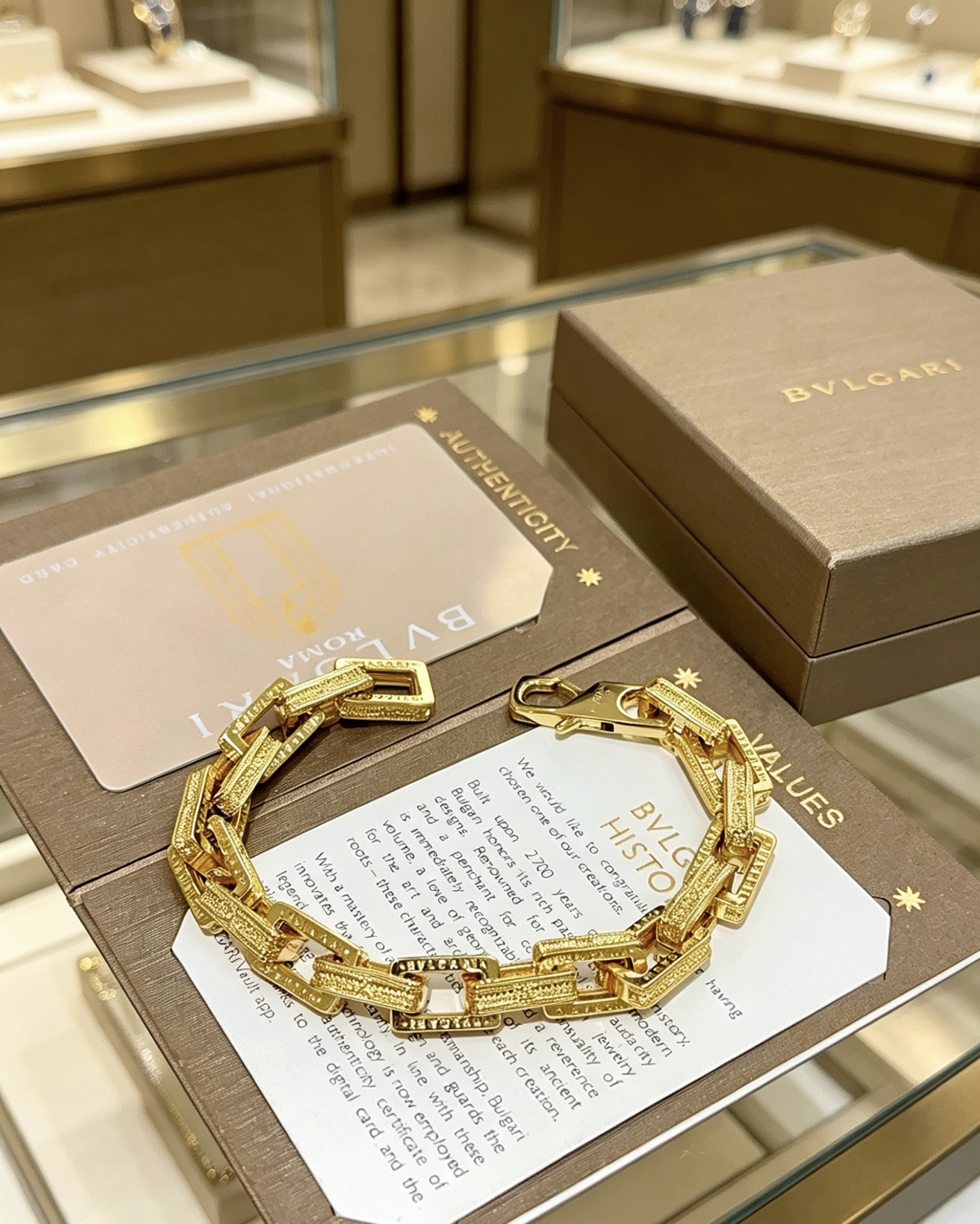 NO:863929,Batch. Bvlgari bracelet made of V gold. BVLGARI DIVAS’ DREAM series. The appearance is perfect, the details are unparalleled, the unique color is completely impeccable, and it is decorated with a classic ring shape design. It is simple yet elegant and eye-catching. The V gold pure handmade combination is more elegant and elegant. The same style for men and women, 18 20 22 24 cm, boutique jewelry, bottega  veneta,bvlgari,bvlgari,bracelet19860909批.宝格丽手链V金材质 BVLGARI宝格丽 DIVAS‘ DREAM 系列 品相完美,细节无敌,那种独特的色泽完全无可挑剔,再缀以经典指环外形设计,简约之余却又优雅夺目,V金纯手工的组合更显气色,上手雅致动人.男女同款 18 20 22 24厘米,饰品精品,bottega veneta,bvlgari,bvlgari,bracelet,Jewelry