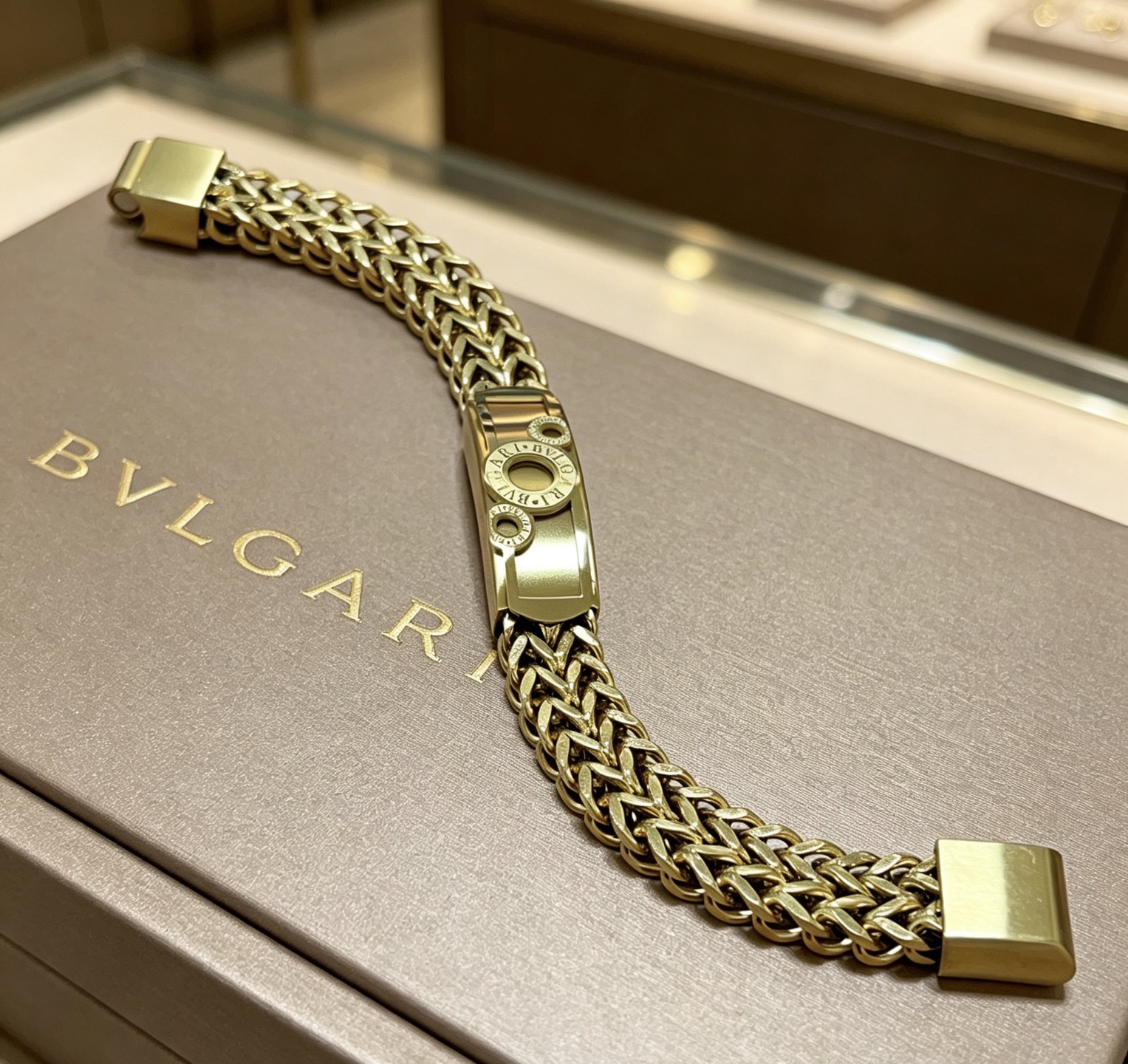 NO:863942,Batch. BVLGARI Bracelet V gold material BVLGARI BVLGARI DIVAS’ DREAM series The appearance is perfect, the details are invincible, the unique color is completely impeccable, and it is decorated with a classic ring shape design, which is simple yet elegant and eye-catching. The V gold pure handmade combination is more elegant and elegant., jewelry boutique, bottega veneta, bvlgari, bvlgari, bracelet19860909批.宝格丽手链V金材质 BVLGARI宝格丽 DIVAS‘ DREAM 系列 品相完美,细节无敌,那种独特的色泽完全无可挑剔,再缀以经典指环外形设计,简约之余却又优雅夺目,V金纯手工的组合更显气色,上手雅致动人.,饰品精品,bottega veneta,bvlgari,bvlgari,bracelet,Jewelry