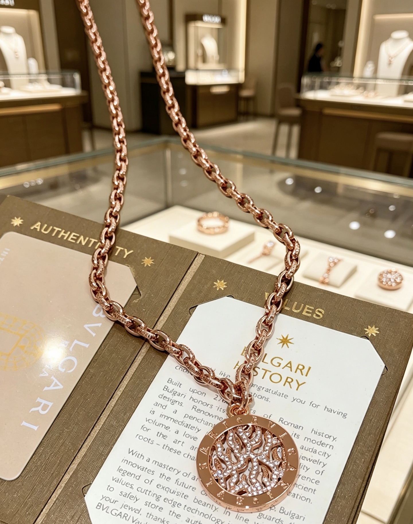 宝格丽项链V金材质 。BVLGARI宝格丽 DIVAS‘ DREAM 系列 品相完美，细节无敌，那种独特