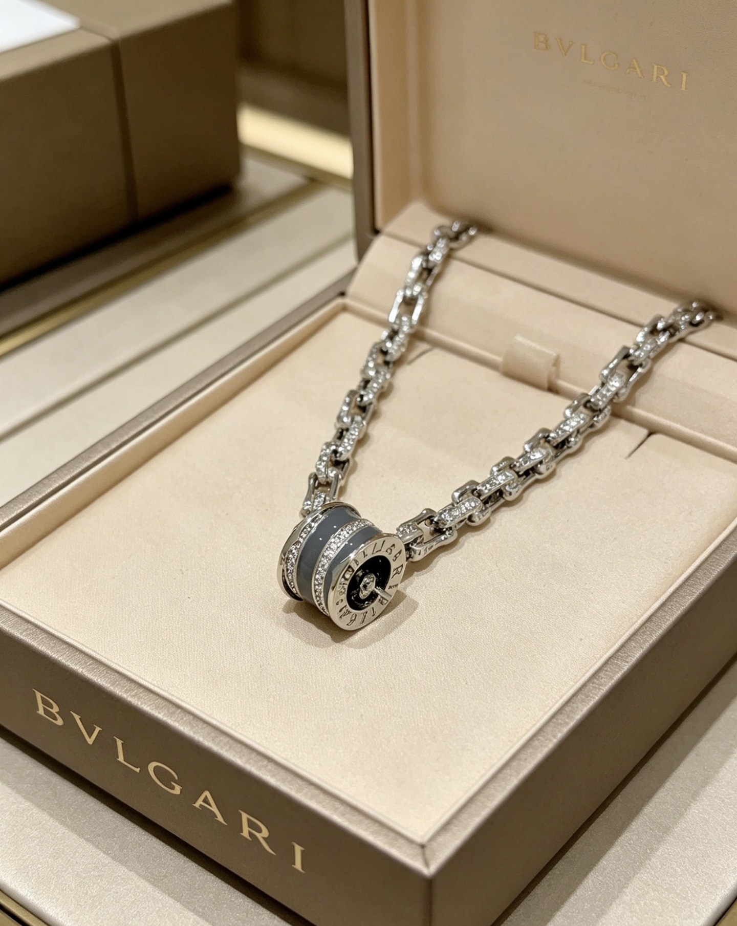 宝格丽项链V金材质 。BVLGARI宝格丽 DIVAS‘ DREAM 系列 品相完美，细节无敌，那种独特