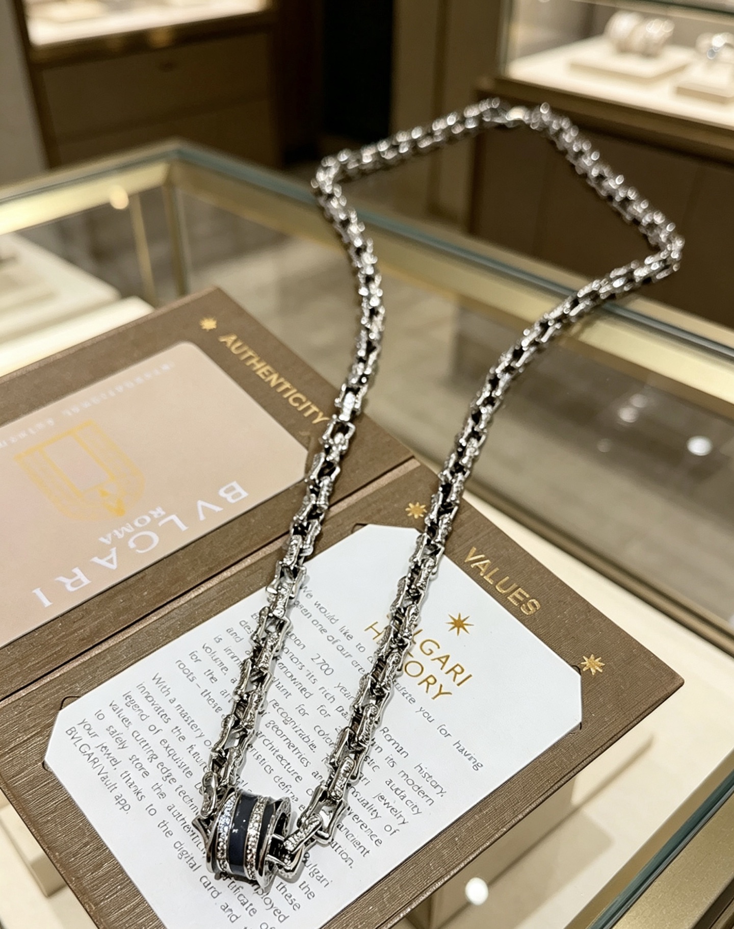 宝格丽项链V金材质 。BVLGARI宝格丽 DIVAS‘ DREAM 系列 品相完美，细节无敌，那种独特
