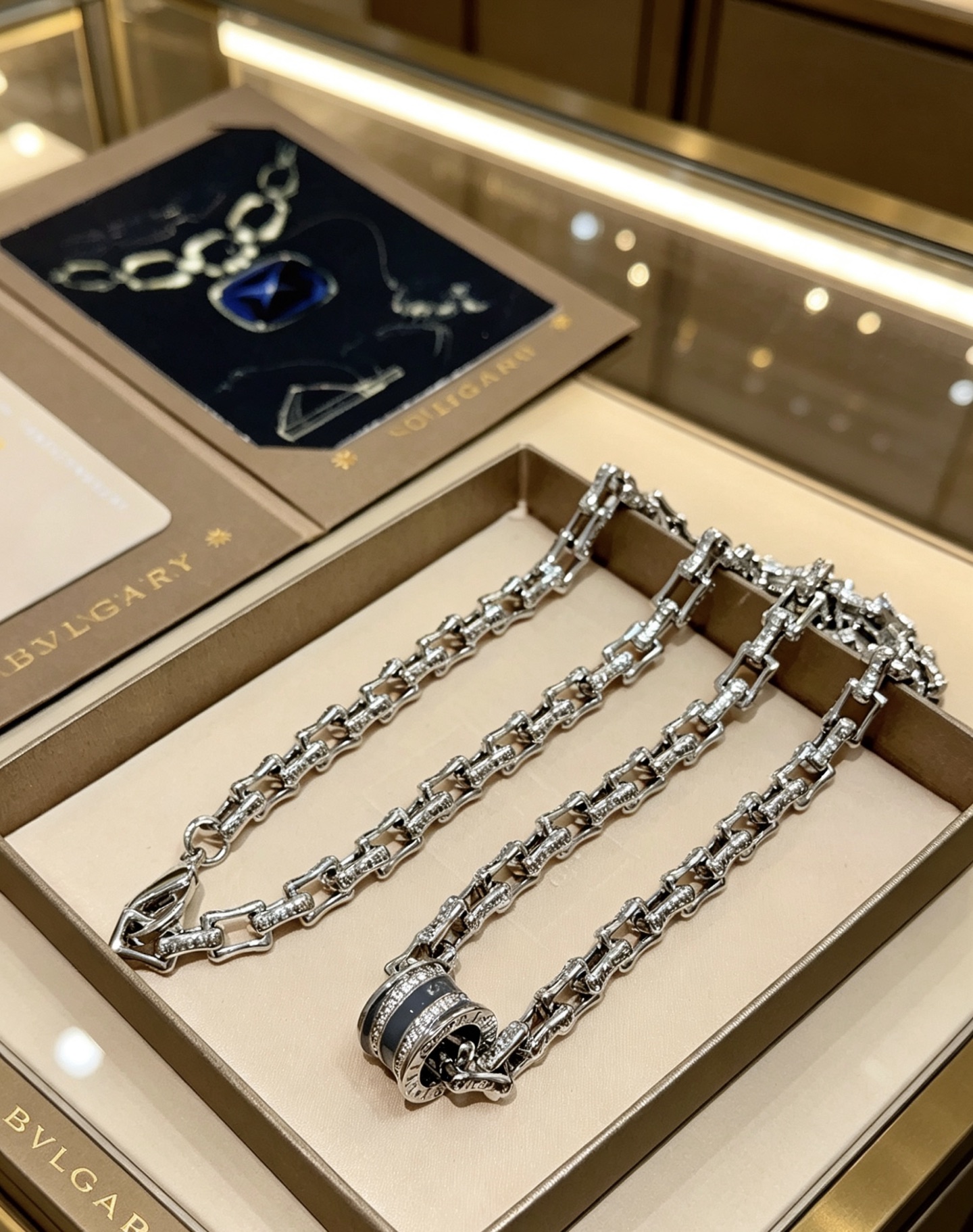 宝格丽项链V金材质 。BVLGARI宝格丽 DIVAS‘ DREAM 系列 品相完美，细节无敌，那种独特