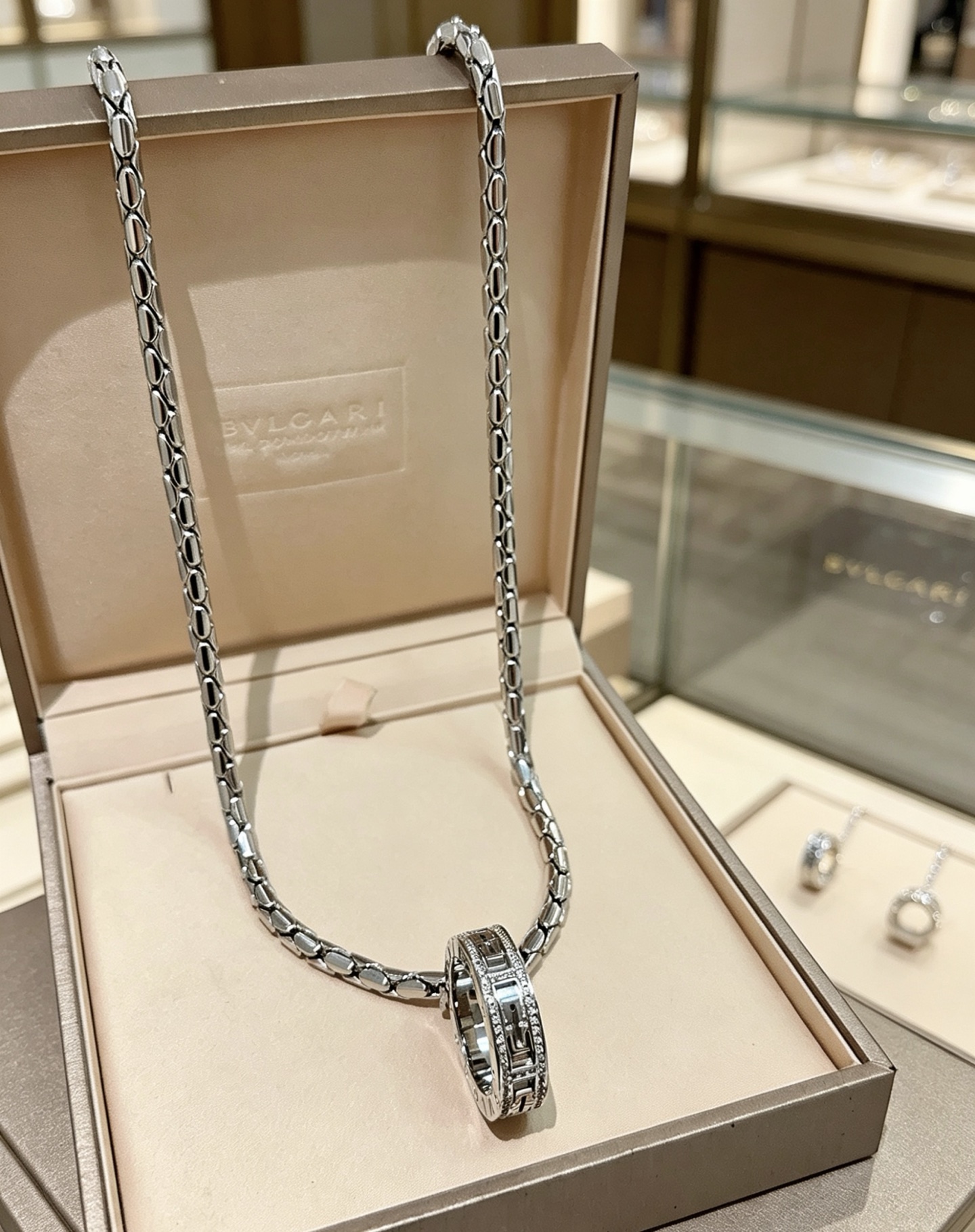 宝格丽项链V金材质 。BVLGARI宝格丽 DIVAS‘ DREAM 系列 品相完美，细节无敌，那种独特