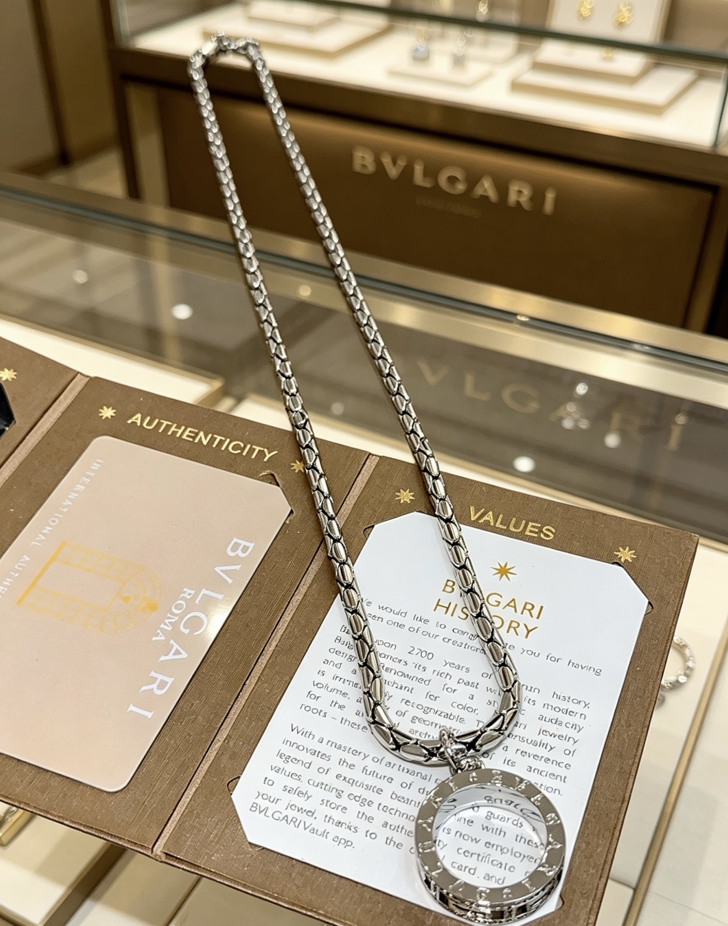 宝格丽项链V金材质 。BVLGARI宝格丽 DIVAS‘ DREAM 系列 品相完美，细节无敌，那种独特